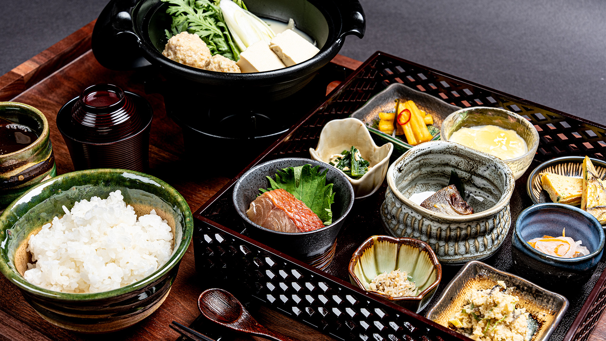 九種類の小鉢、干物と焼き魚、鴨鍋の贅沢な朝食