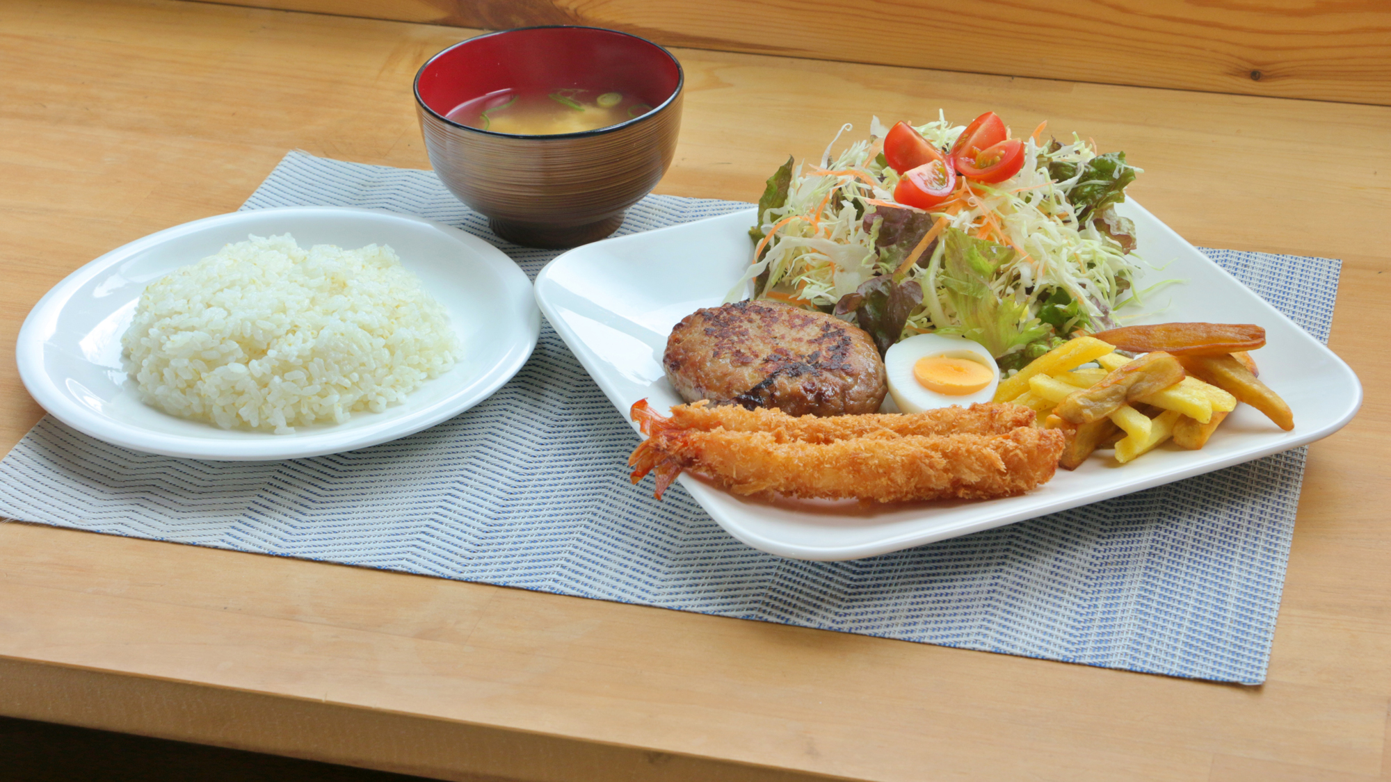 【ハンバーグとエビフライ定食】 