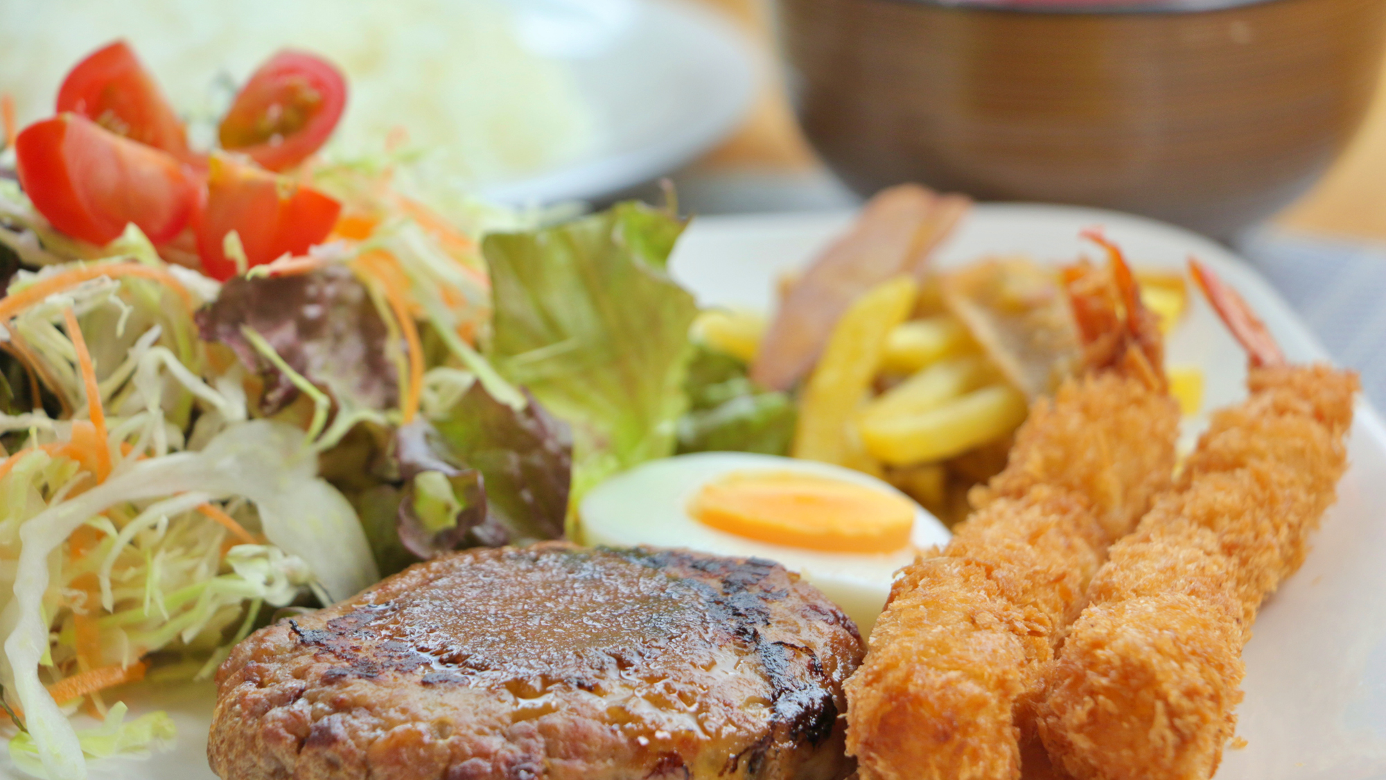 【ハンバーグとエビフライ定食】 