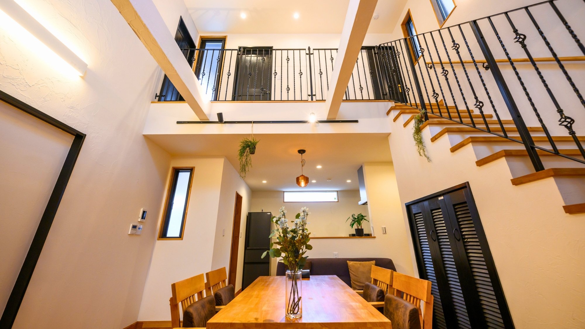 上下階をつなぐ開放的な吹き抜け