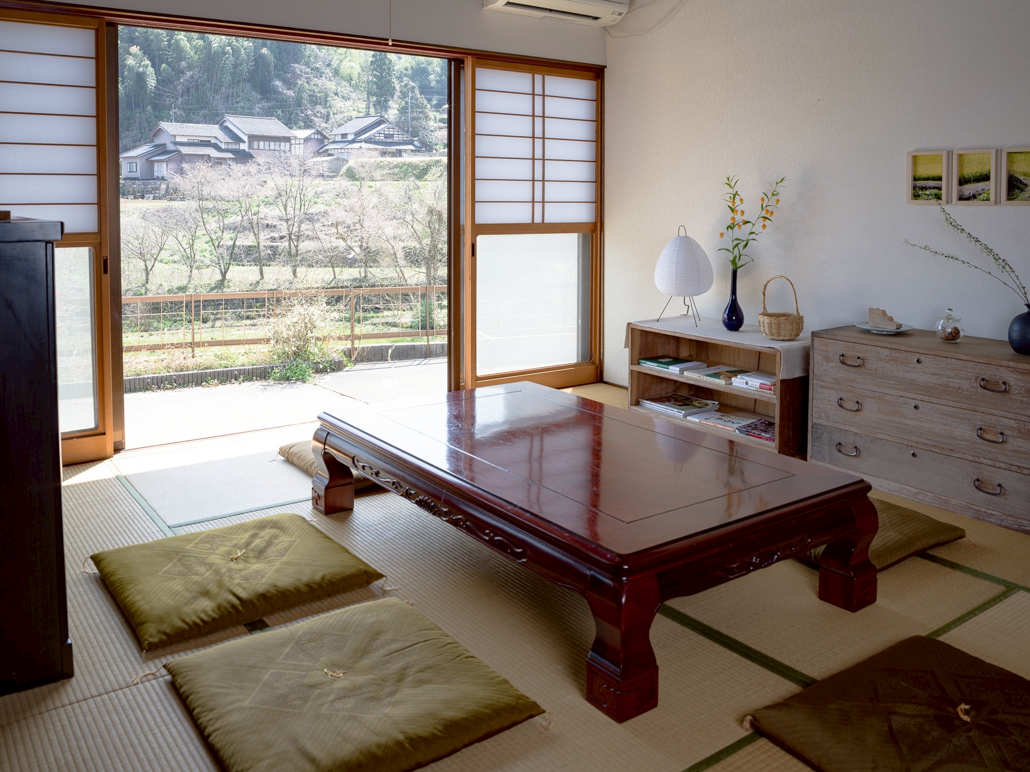ご家族との語らいや、地域の方々との交流にもお使い頂ける畳のお部屋です。窓を開ければ、駐車場スペースに繋がる縁側的な空間になります。