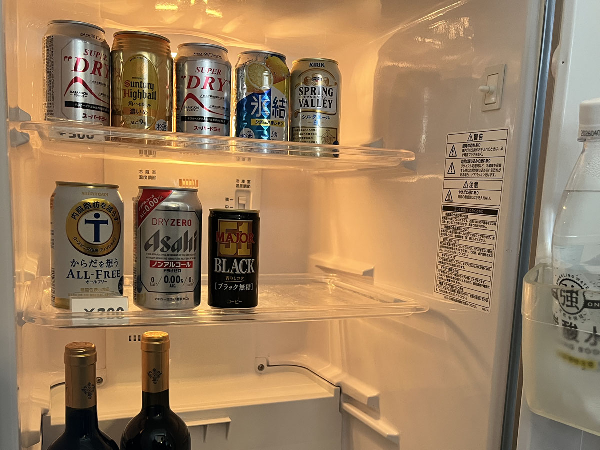 【室内】冷蔵庫に有料ドリンクの用意もございます 