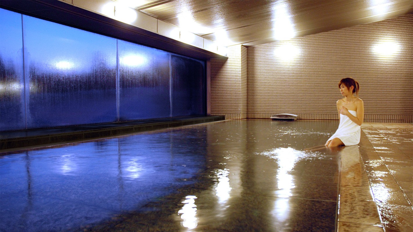 【＜東館＞展望露天温泉（7F）】ゲレンデ側の「大浴場」。男湯女湯が、駐車場側と一日毎に入替わります