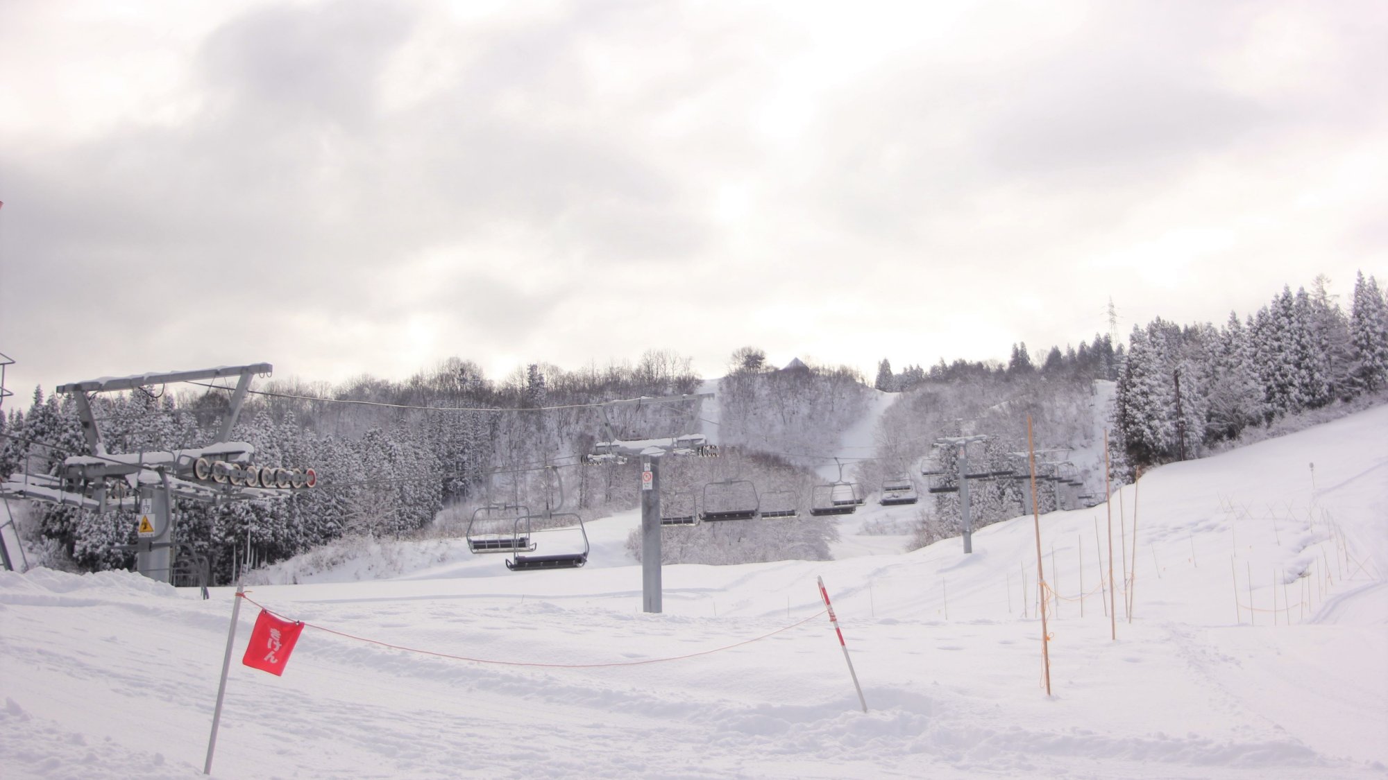 【スキー場】＜リフト＞3つのリフトが、ゲレンデの各ポイントをつなぎます。