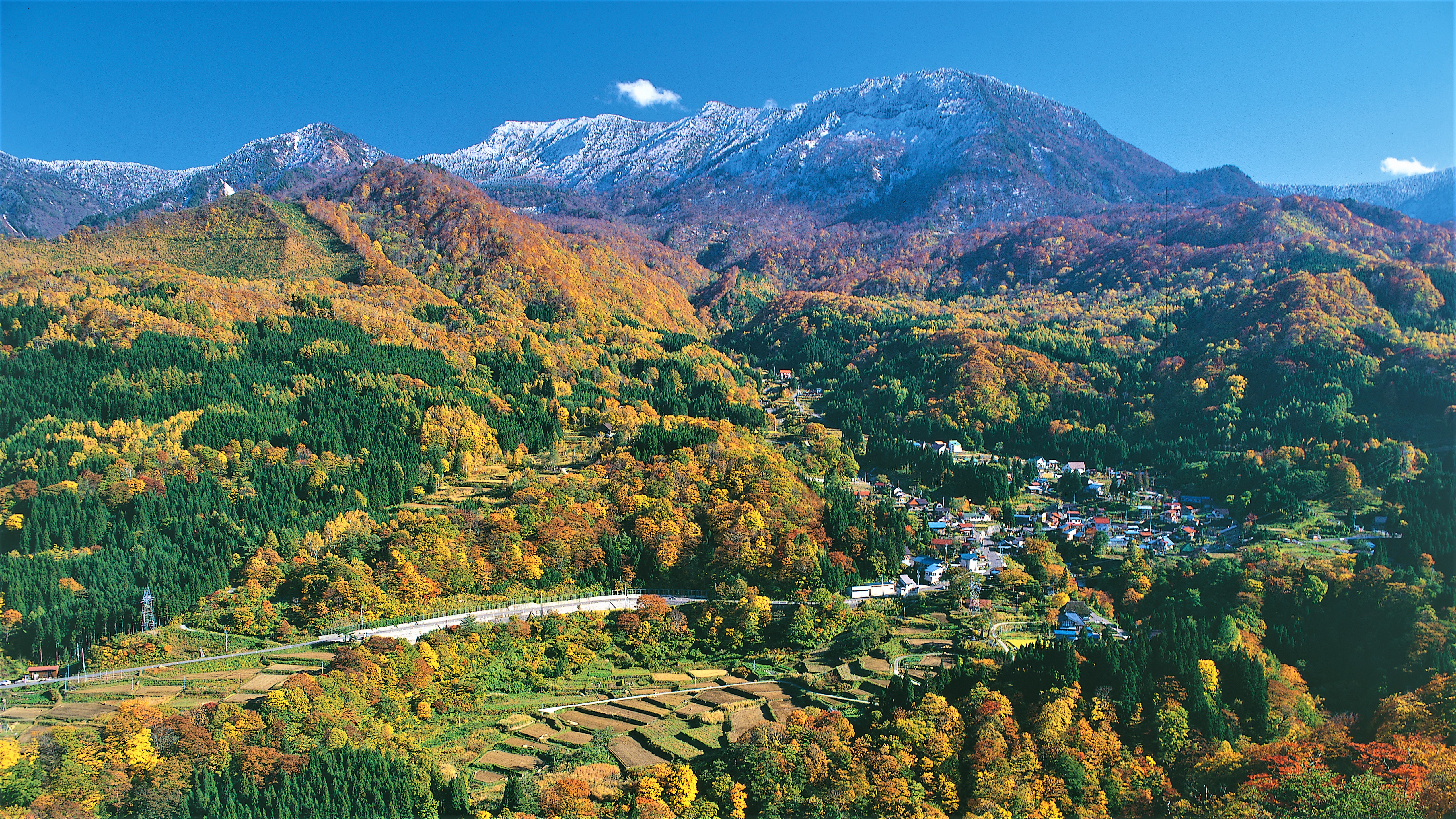 秋山郷／見倉集落（車で50分）】≪紅葉見頃：10月中旬～11月初旬≫