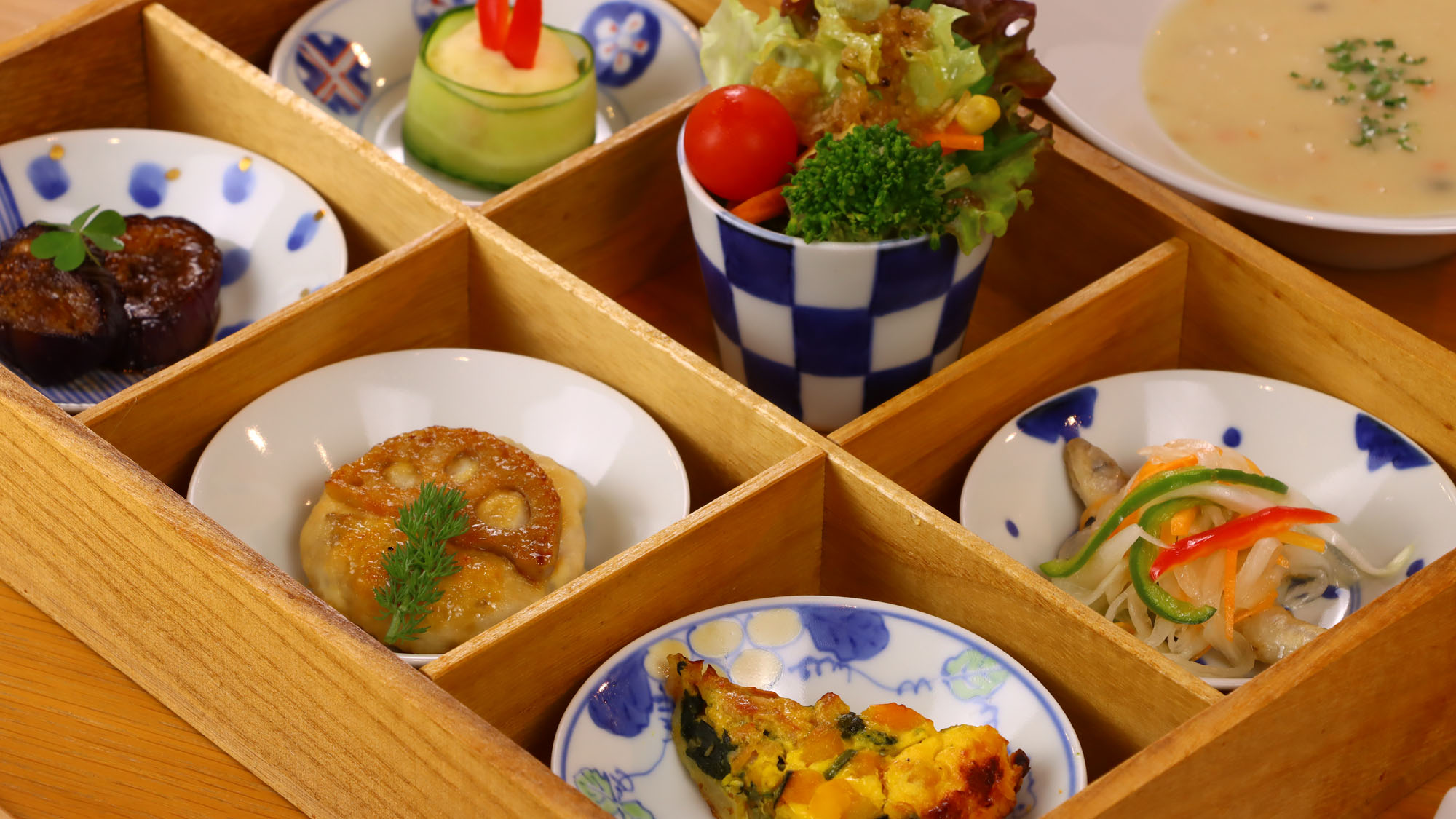 【お食事-スタンダード-】前菜は可愛らしい有田焼のお皿でどうぞ