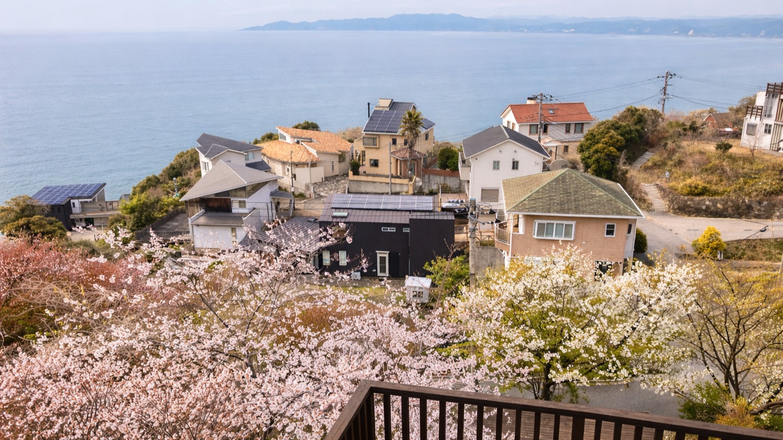 デッキテラス／桜と海が織りなす、季節限定の美しい景色。※イメージ