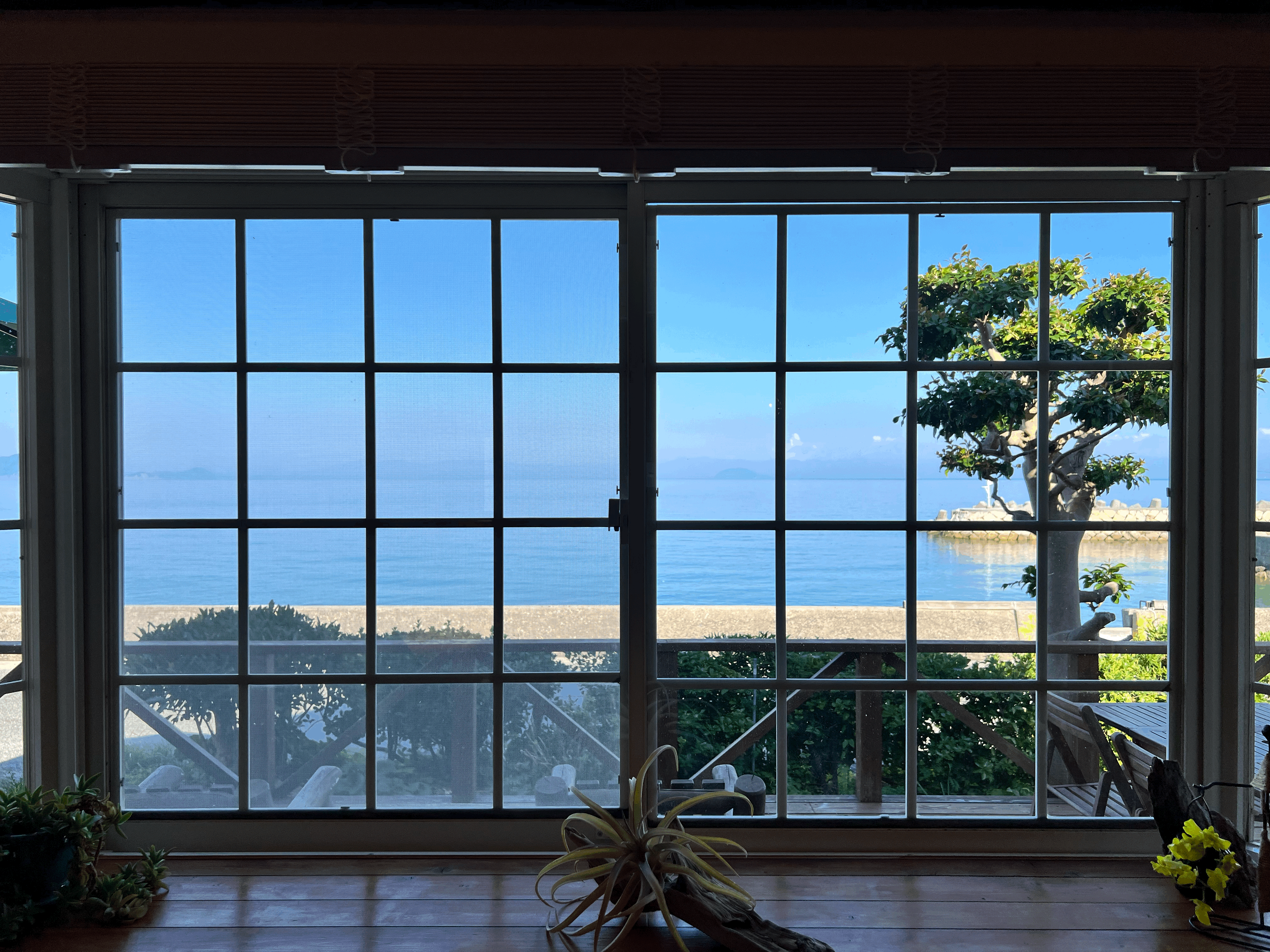 室内の窓から望む瀬戸内海