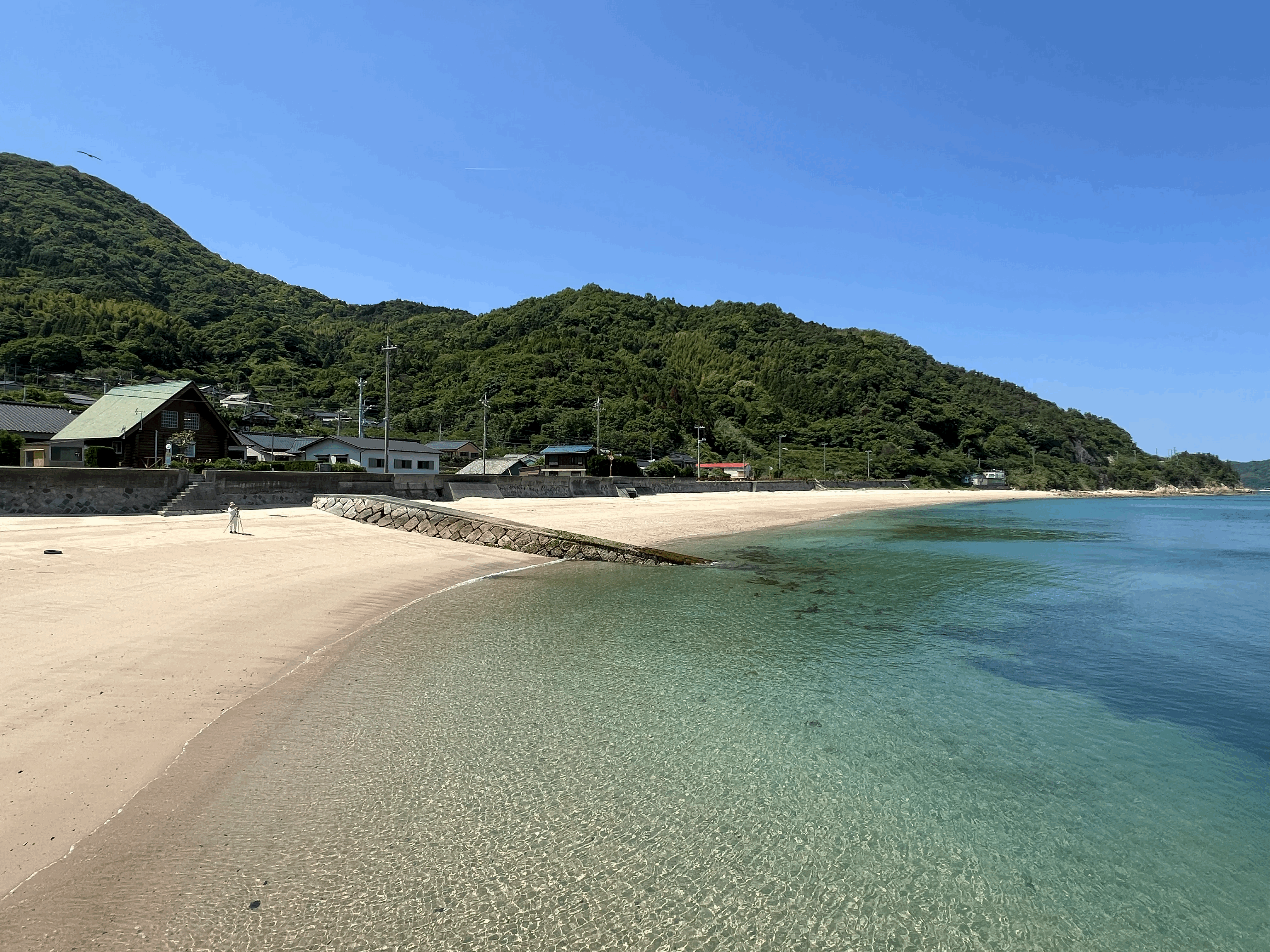Beachfront Cabin前の海岸