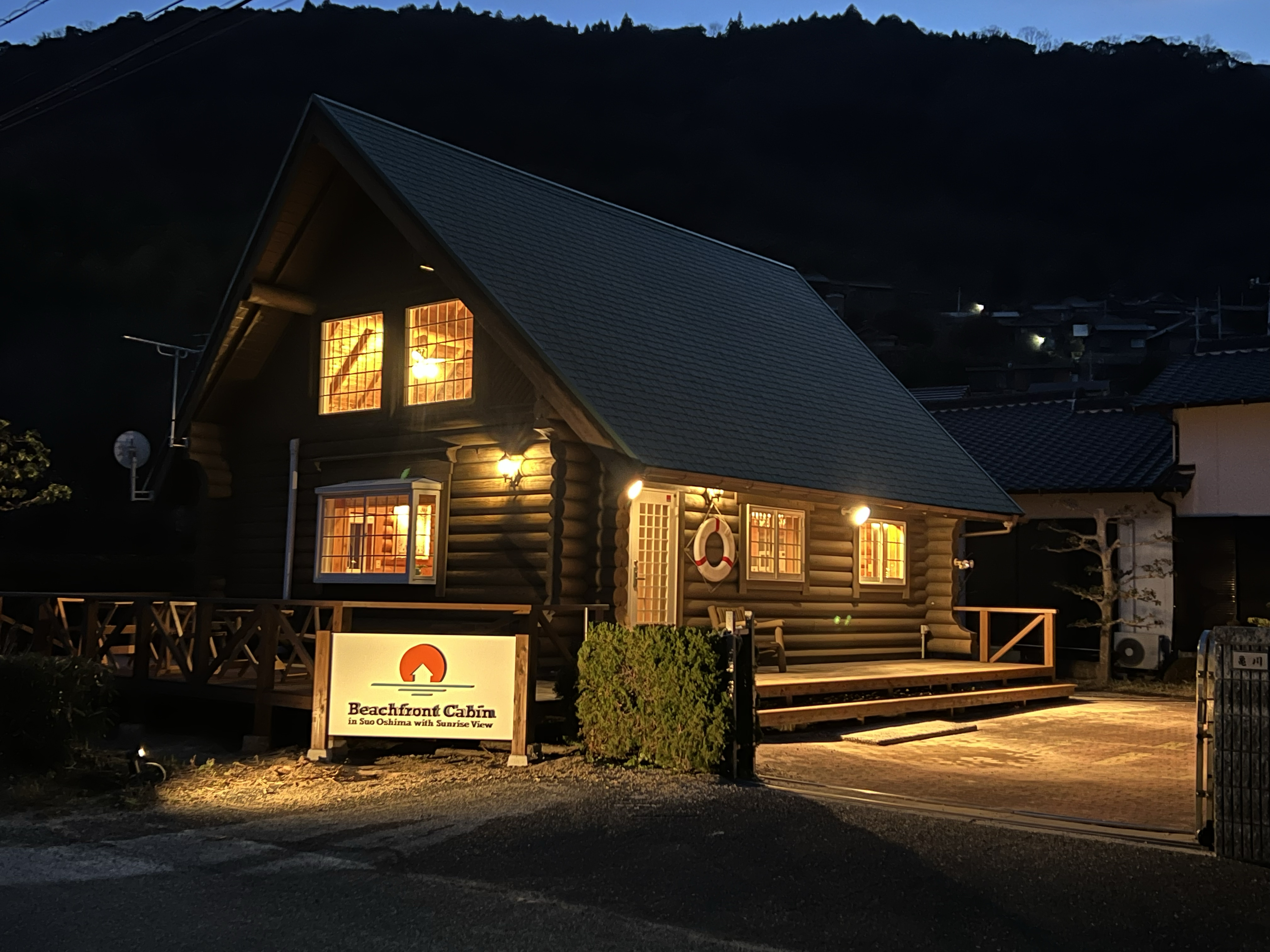 夜のBeachfront Cabin