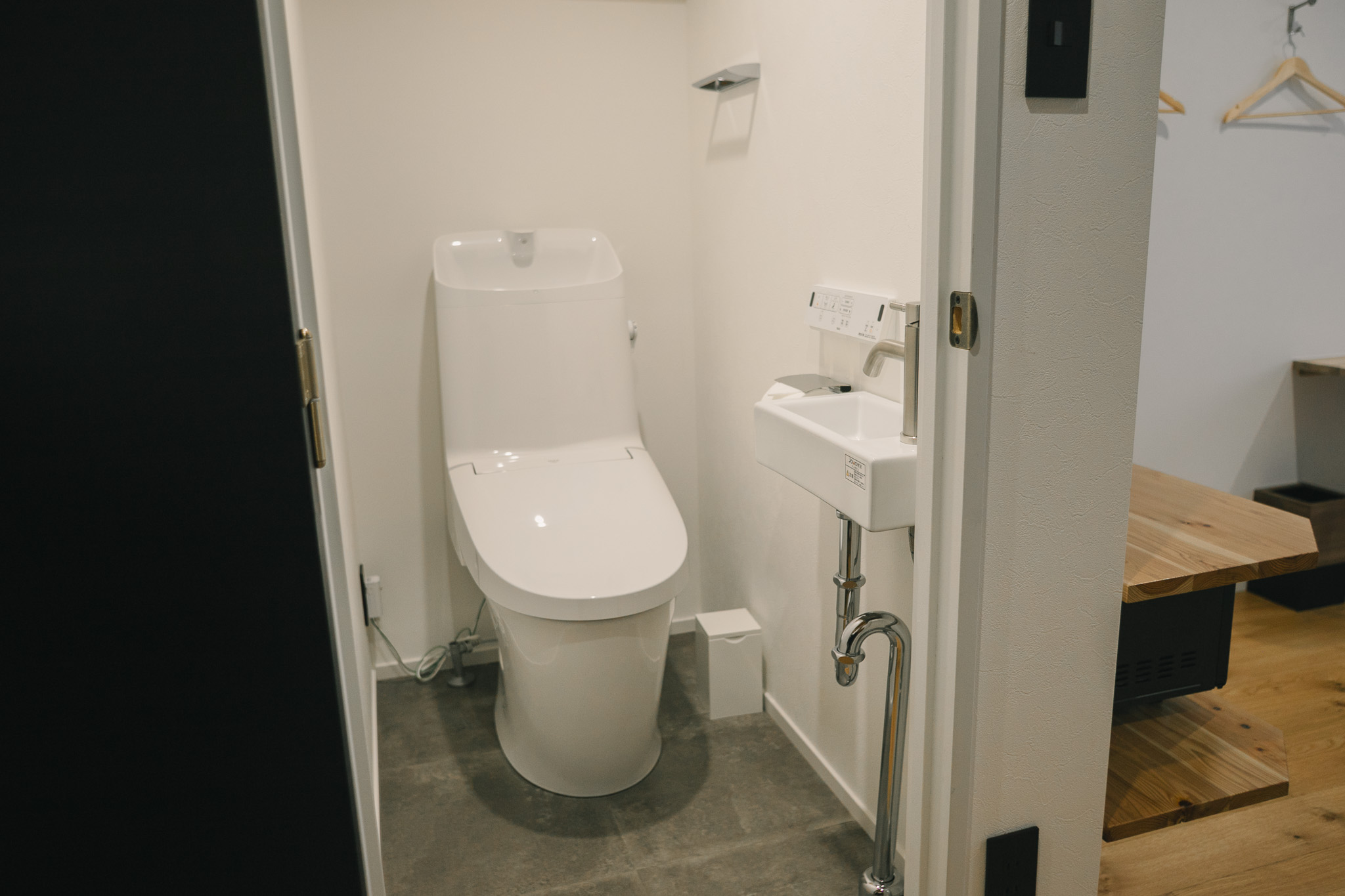 【スタンダードダブルルーム】212号室はトイレとシャワールームが別になります。