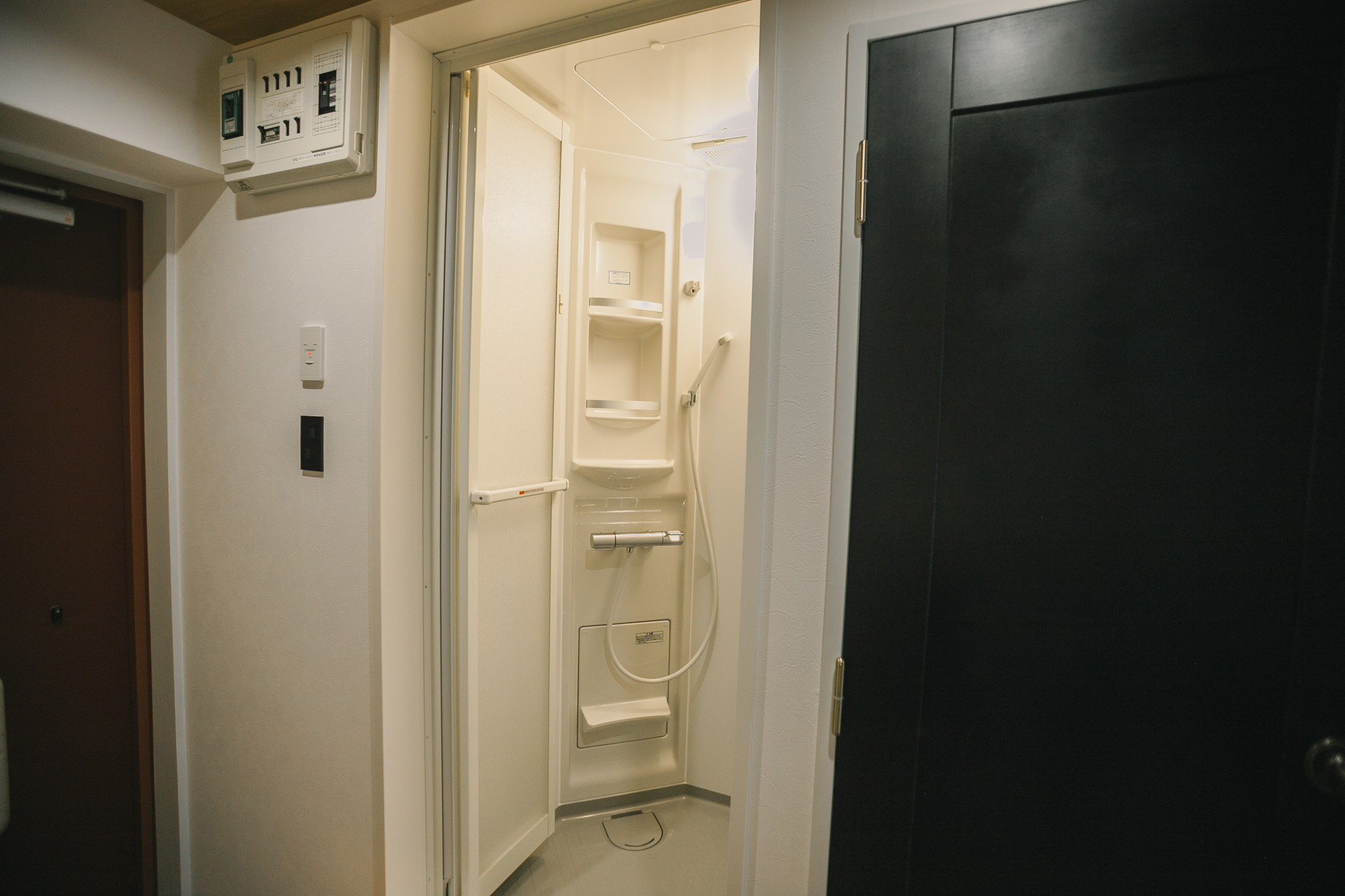 【スタンダードダブルルーム】212号室はトイレとシャワールームが別になります。