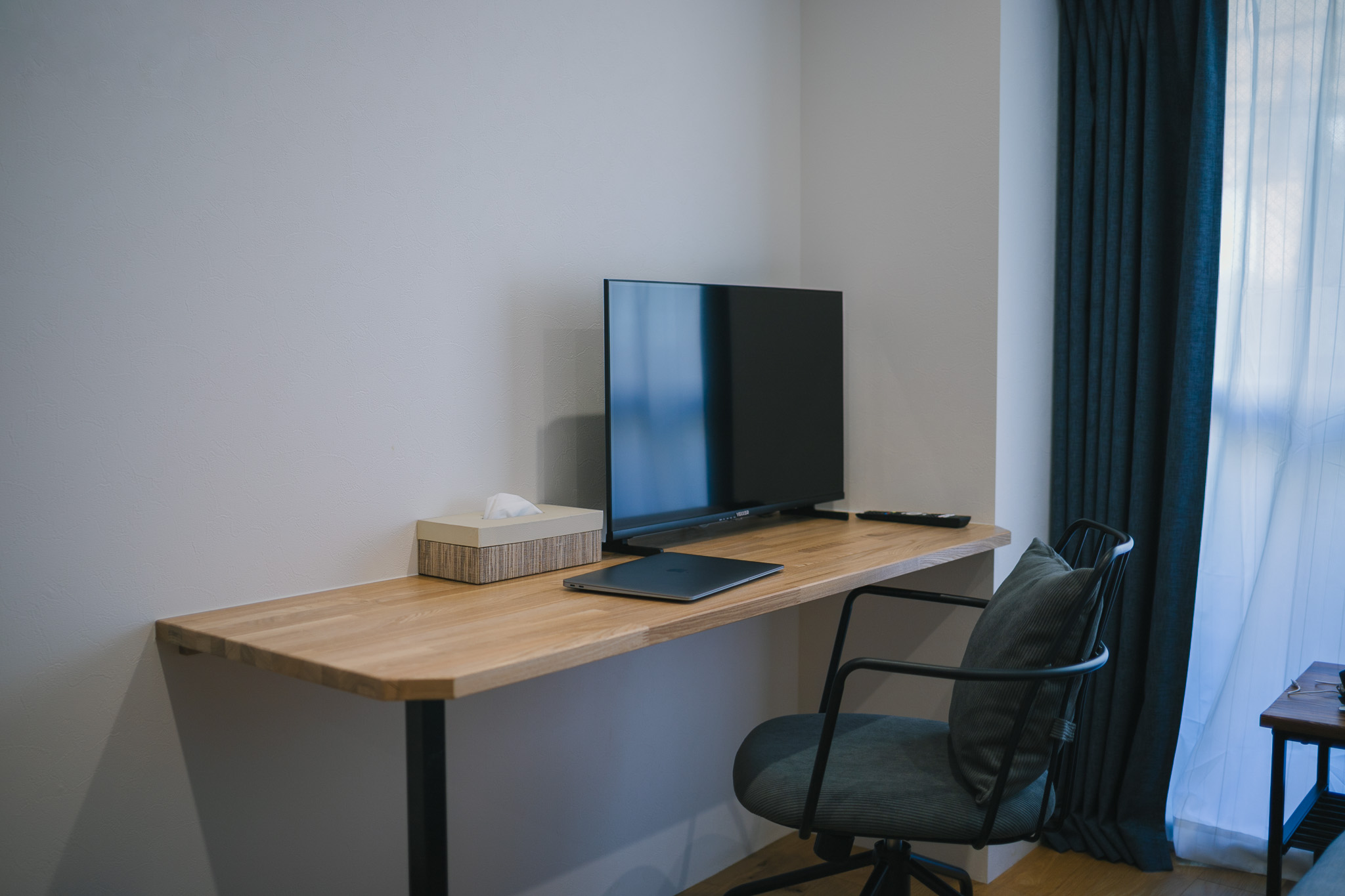 【スタンダードダブルルーム】モニター兼テレビがあるので、デスク作業も可能です