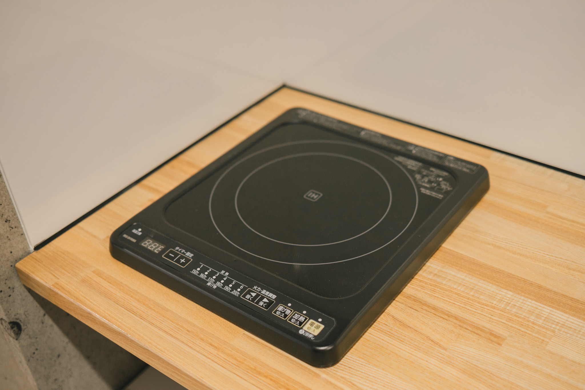 【ミニキッチン】IHコンロで簡単な料理を作ることも可能です。中長期の滞在も楽々。