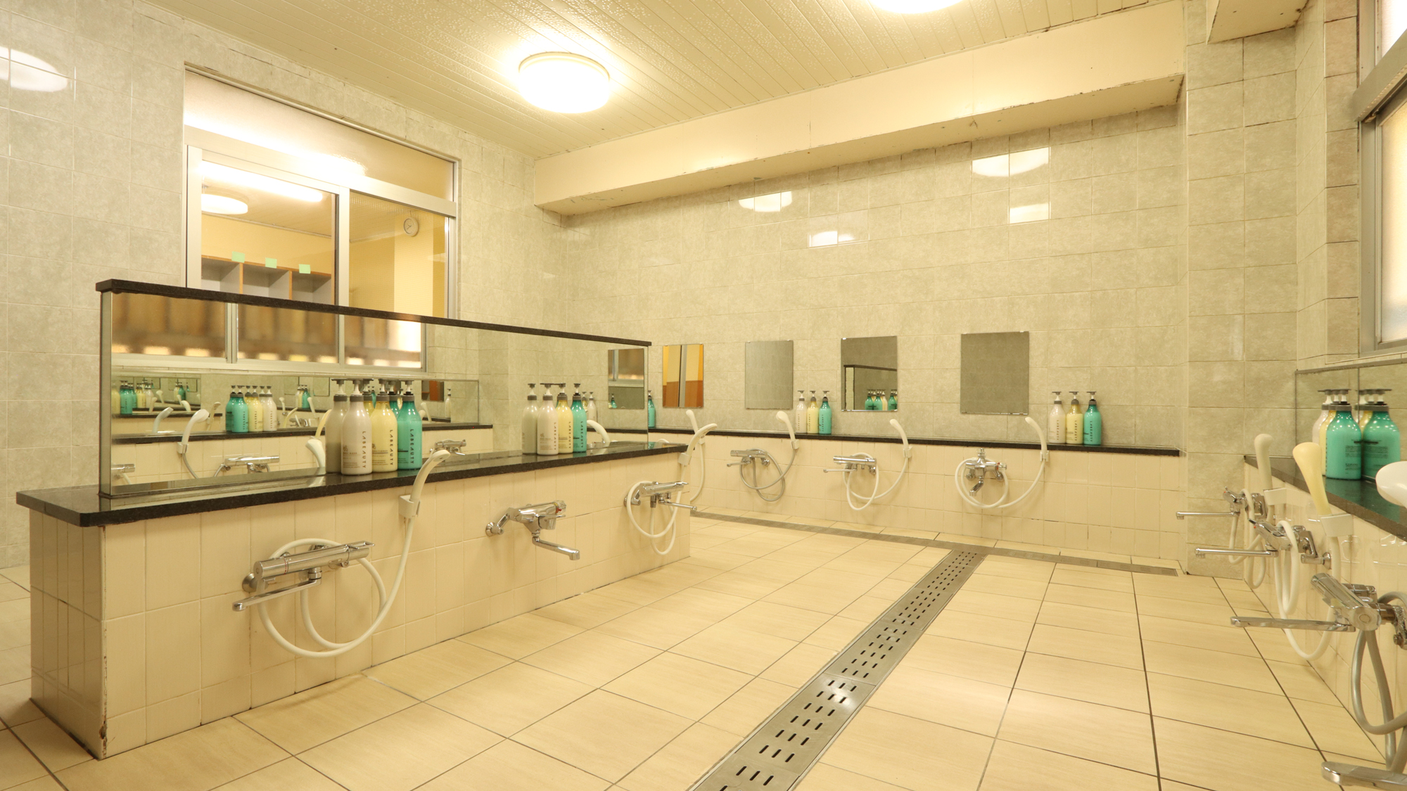 【大浴場男湯】洗い場も充実