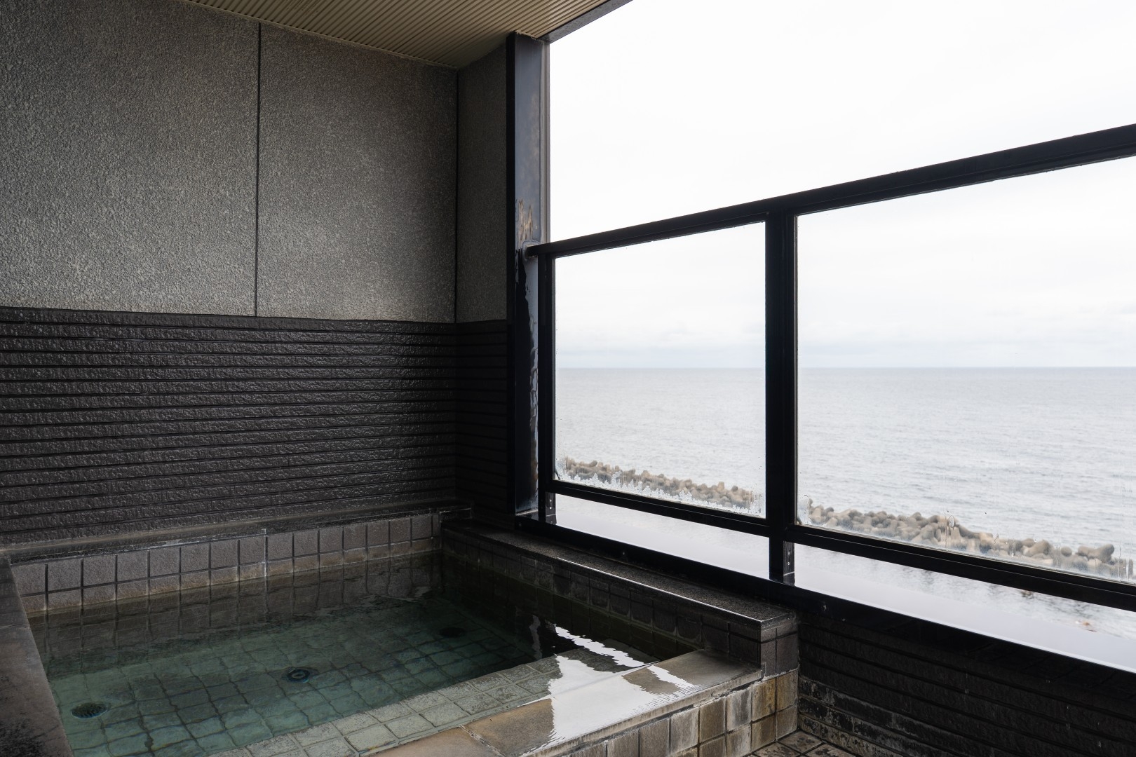 【素泊まり】天然温泉で癒しのひととき♪チェックイン25時まで！観光やビジネスにも！シンプルステイ
