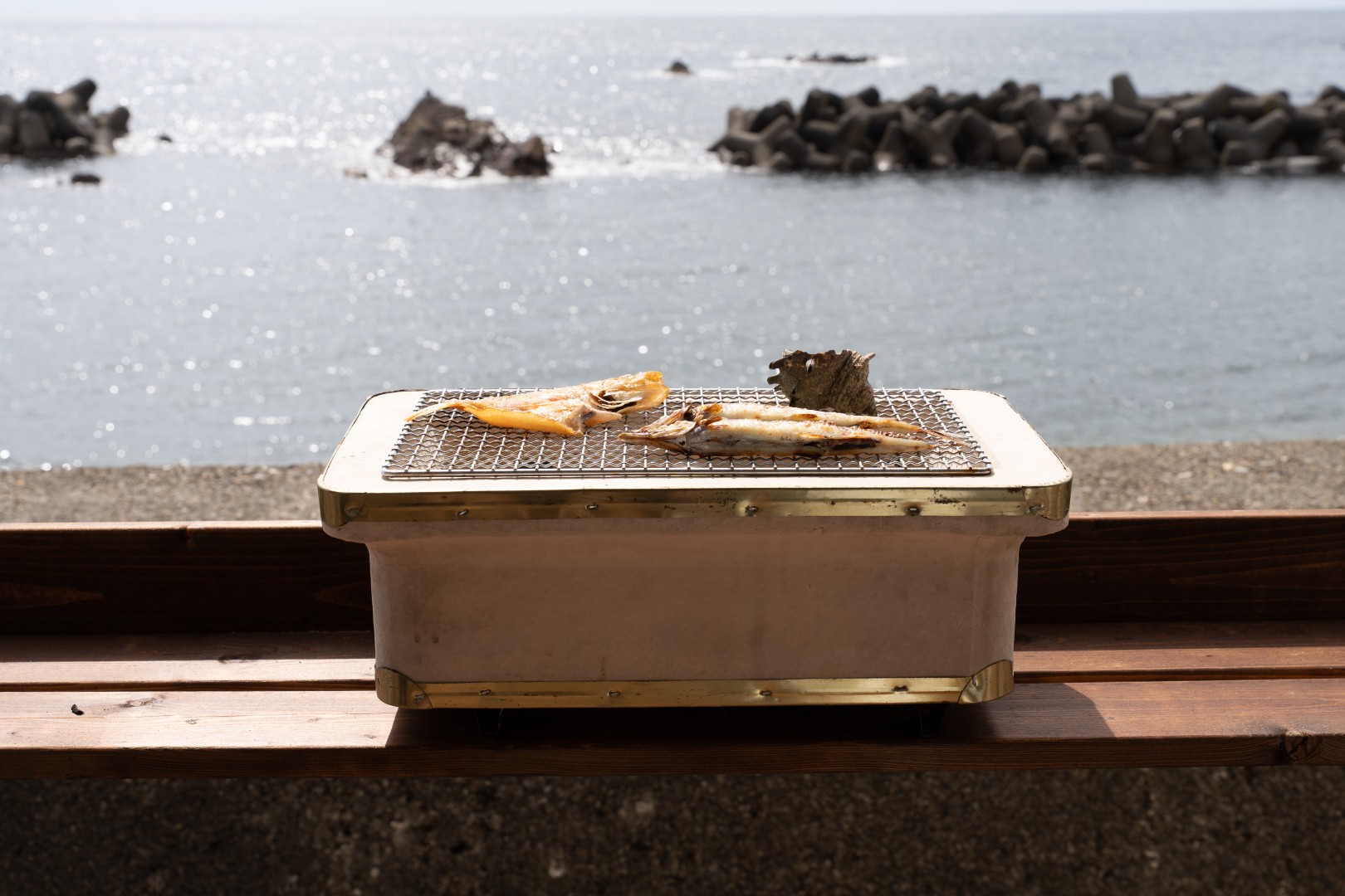 きらめく海をバックに、香ばしい磯の香りが立ち込める贅沢。