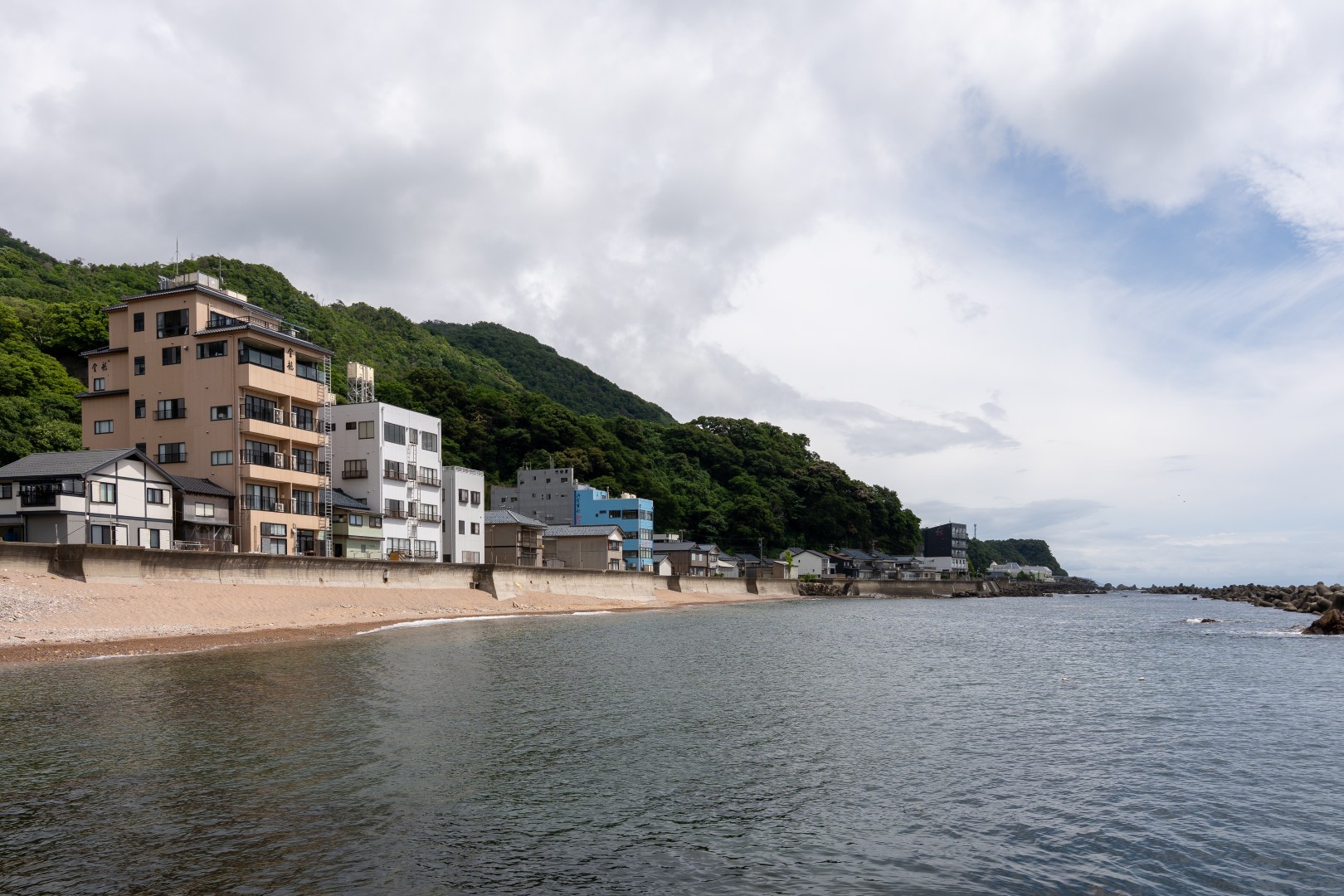 遮るもののない海の特等席。波打ち際に佇む料理旅館。