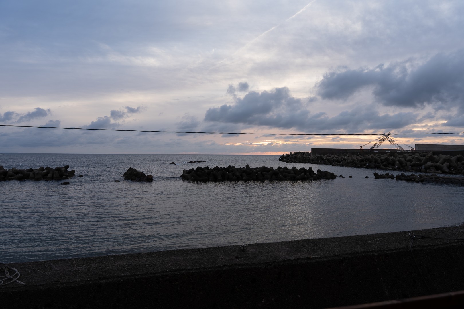 刻一刻と表情を変える夕日と海が織りなす壮大なグラデーション。