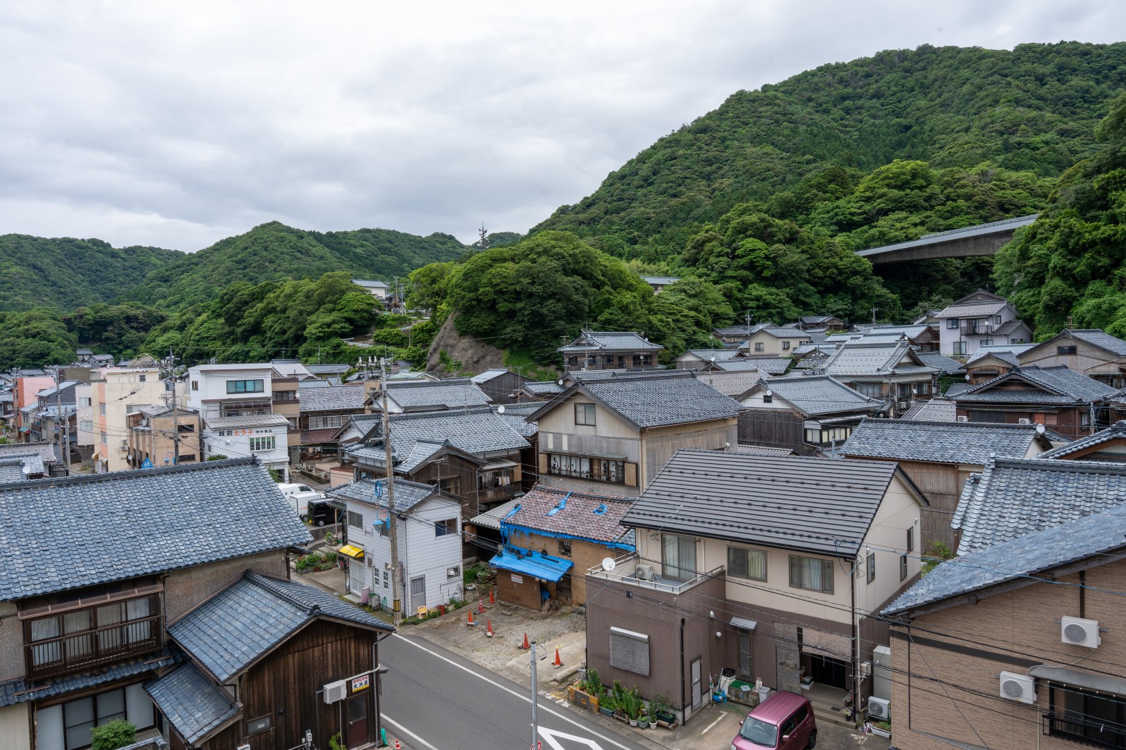 のどかな漁港と豊かな山々の風景が一望できます。