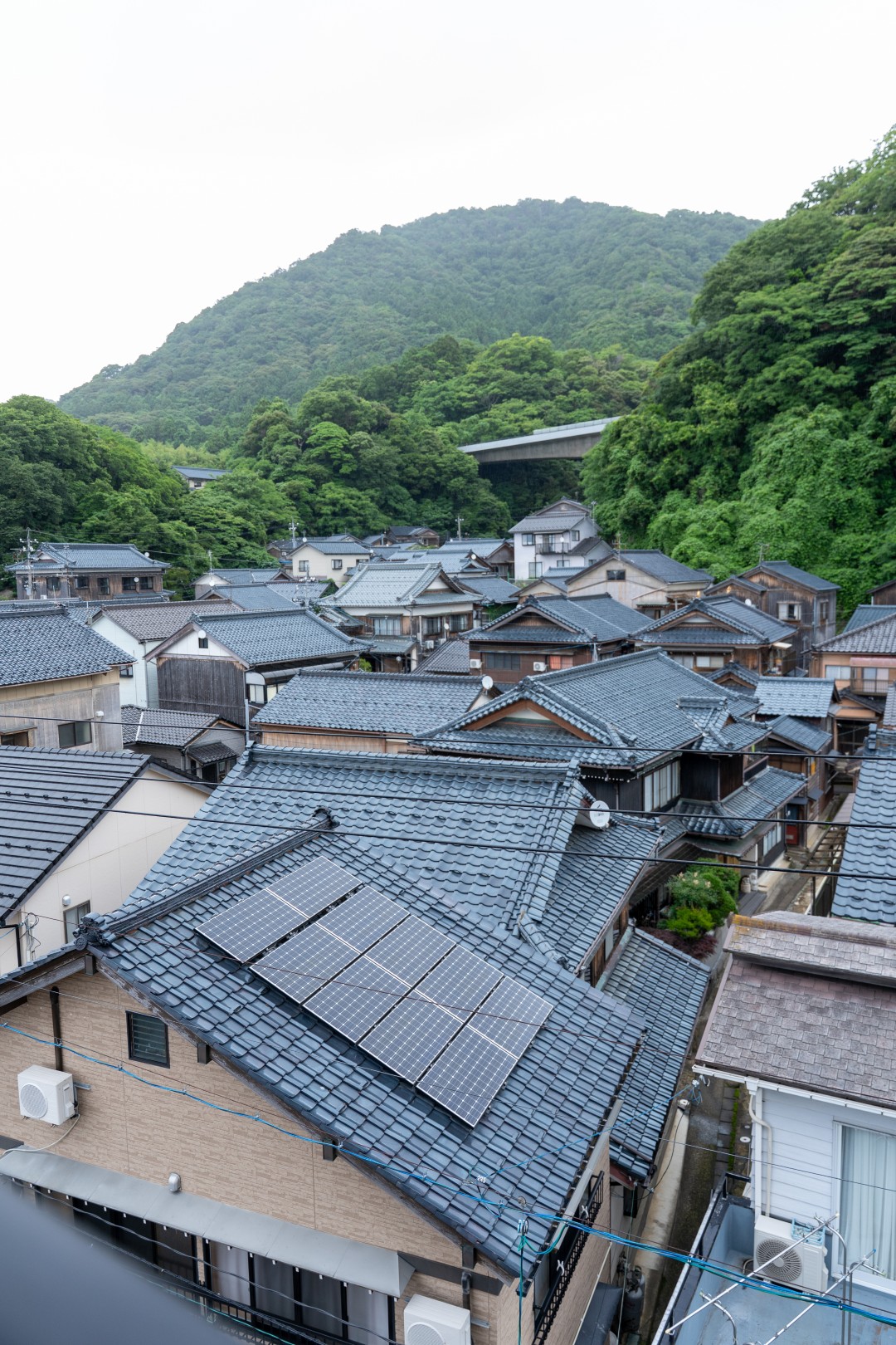 どこか懐かしい瓦屋根が連なる風情ある漁師町の街並み。