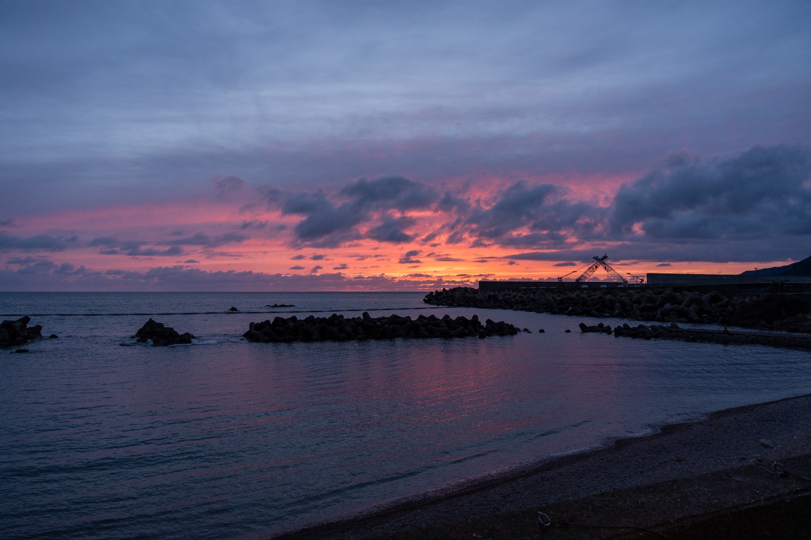 刻一刻と表情を変える夕日と海が織りなす壮大なグラデーション。