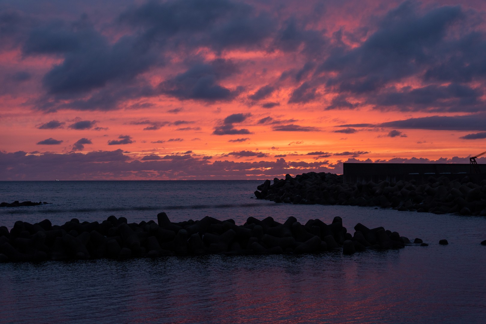海岸線に佇む料理旅館。刻一刻と表情を変える夕日と海が織りなす壮大なグラデーション。