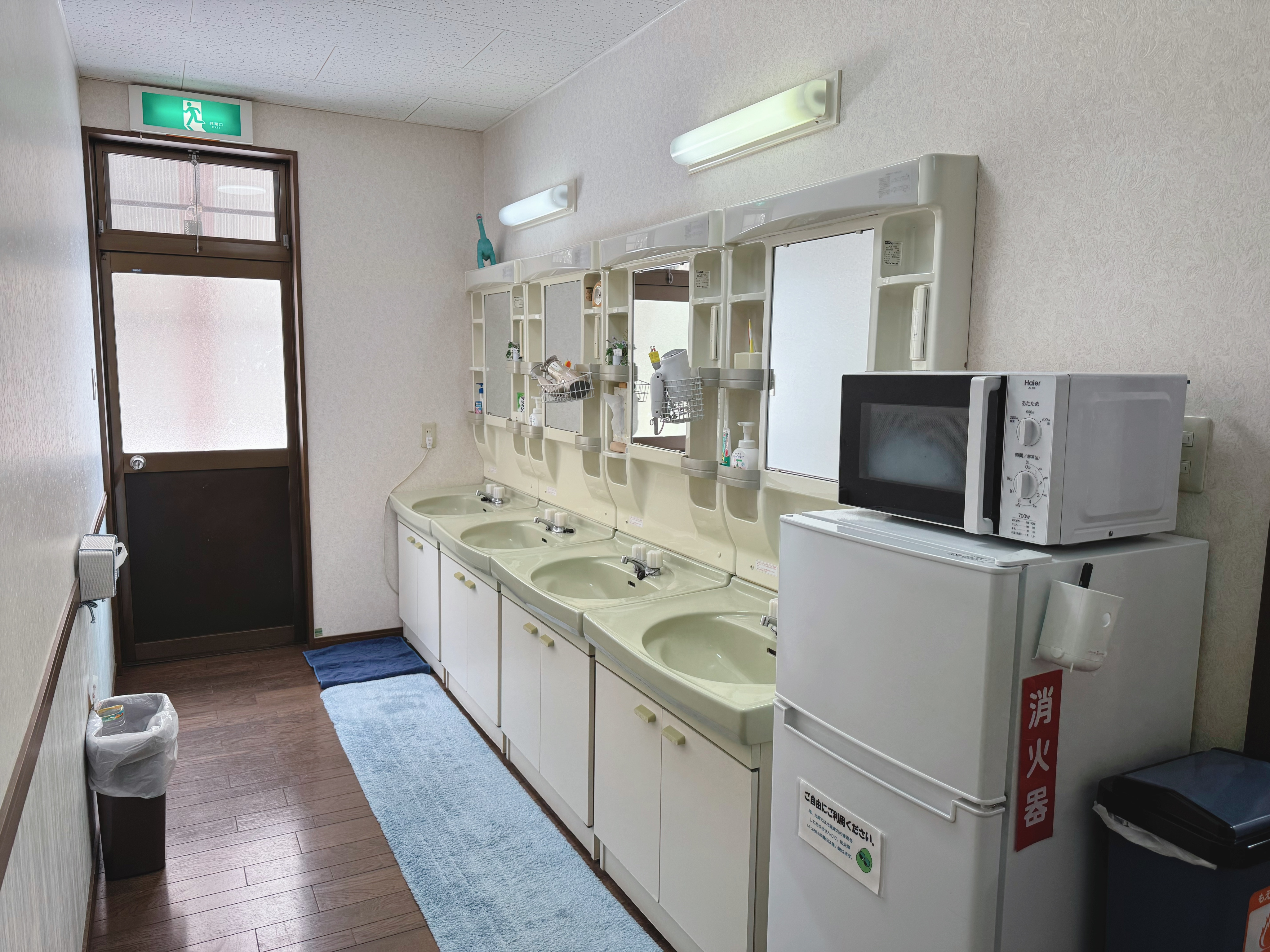 二階、洗面上・冷蔵庫・電子レンジ（全て共用）