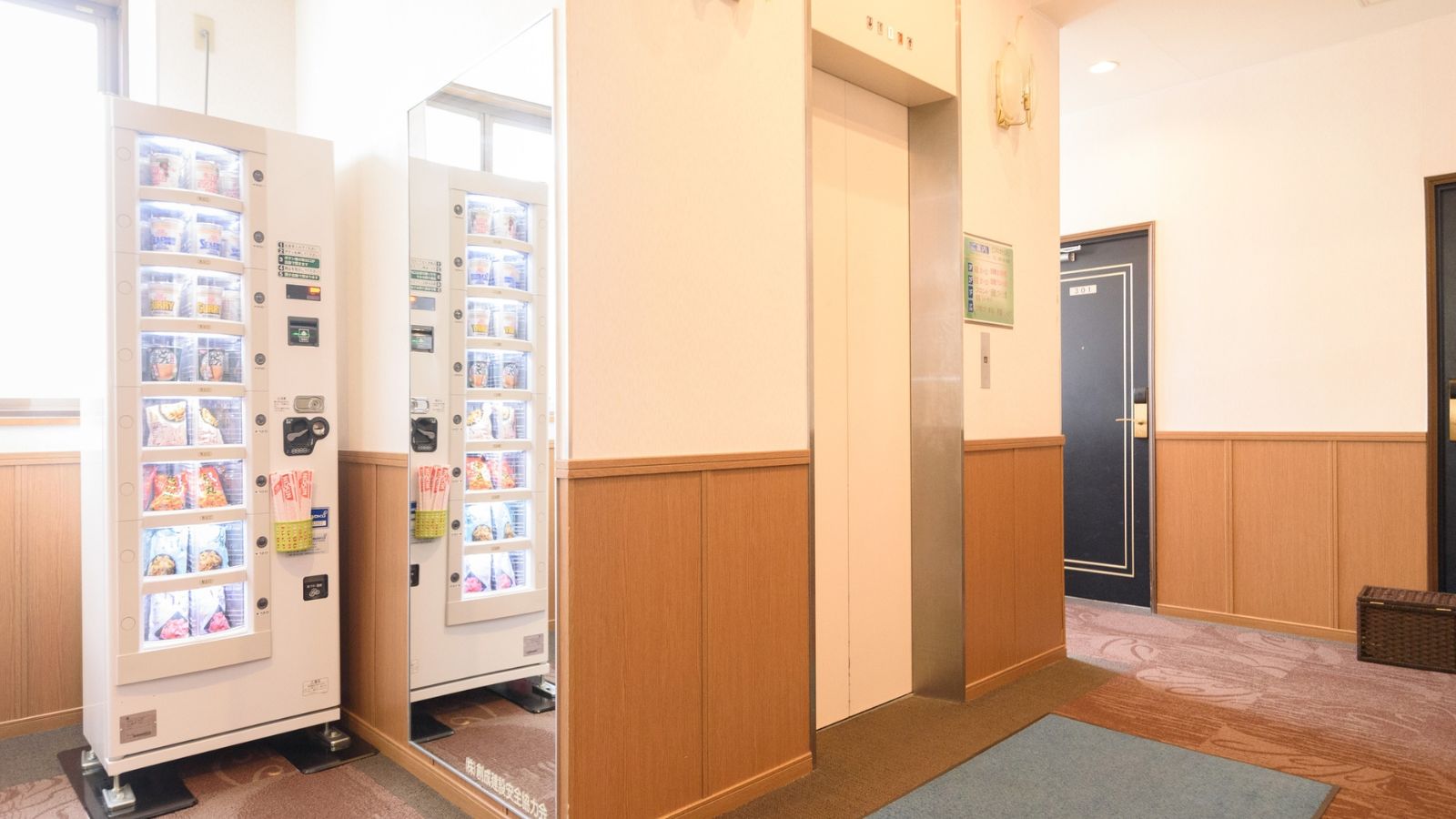 エレベーター前