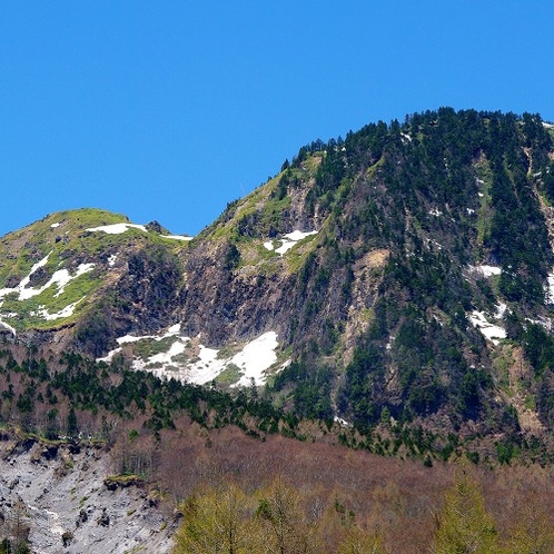 ■【秋の上高地】所々に雪が残る山々