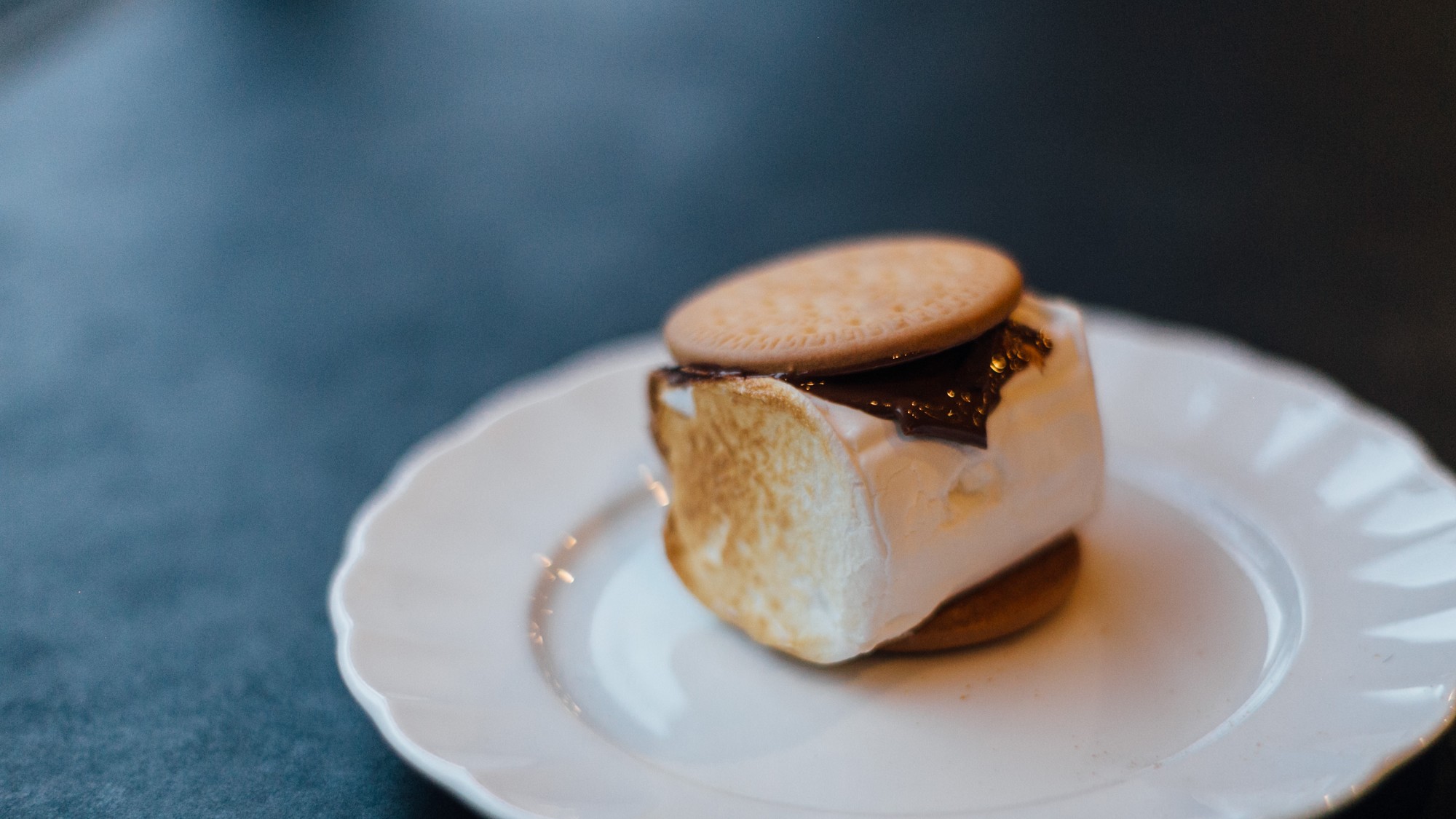 【冬季限定】焼きマシュマロ体験 ビスケットとチョコをはさんでスモアもお作りいただけます。