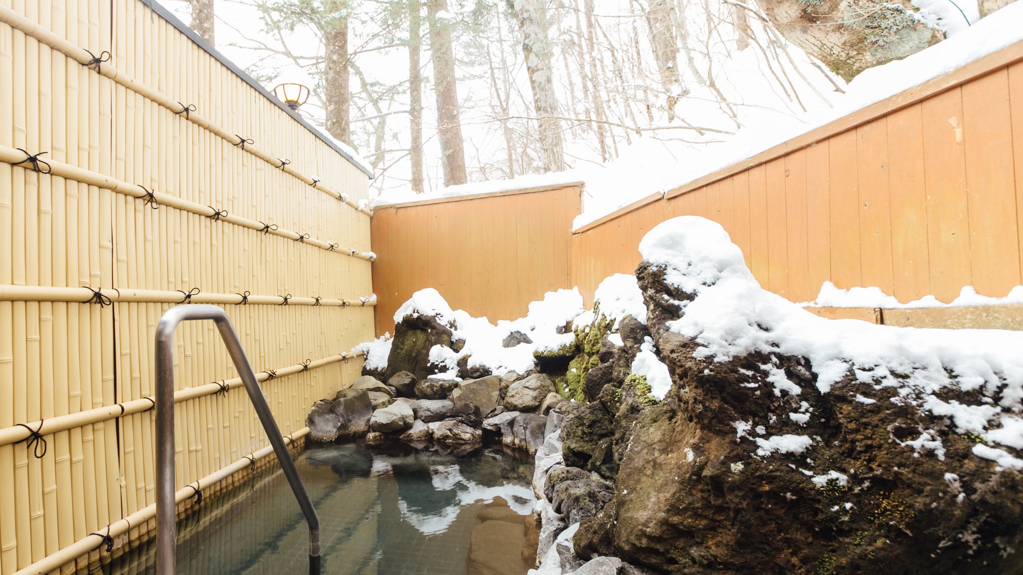 雪見露天 冬の澄んだ冷気の中で雪と天然温泉をお楽しみください。