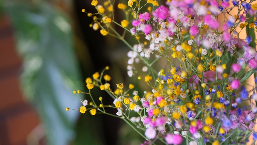 季節のお花でお迎えいたします。