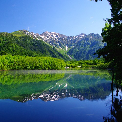 ■【初夏の上高地】水面にはくっきりと山の景色が映っています