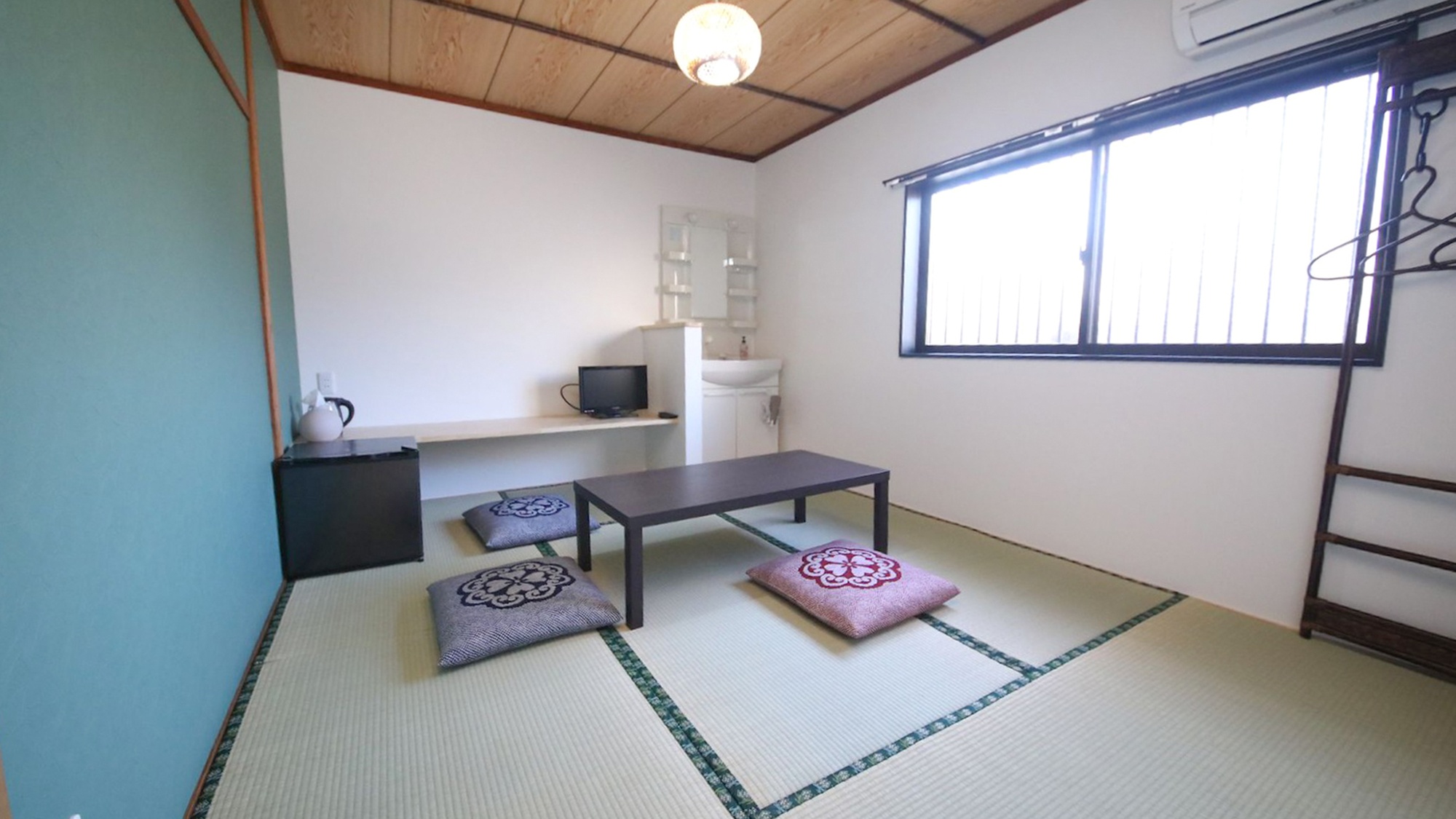 ・【和室（1～3名様用）】大きな窓から自然光が差し込む明るいお部屋。気持ちよくお過ごしいただけます