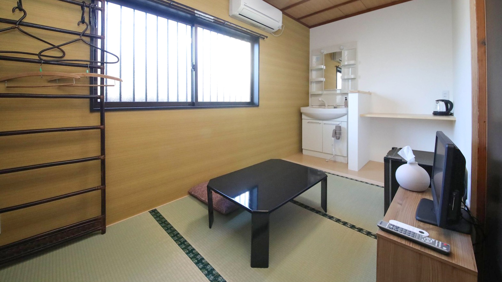 ・【和室（1名様用）】各部屋に洗面台、冷蔵庫、テレビ、電気ケトル、ドライヤーを備えています