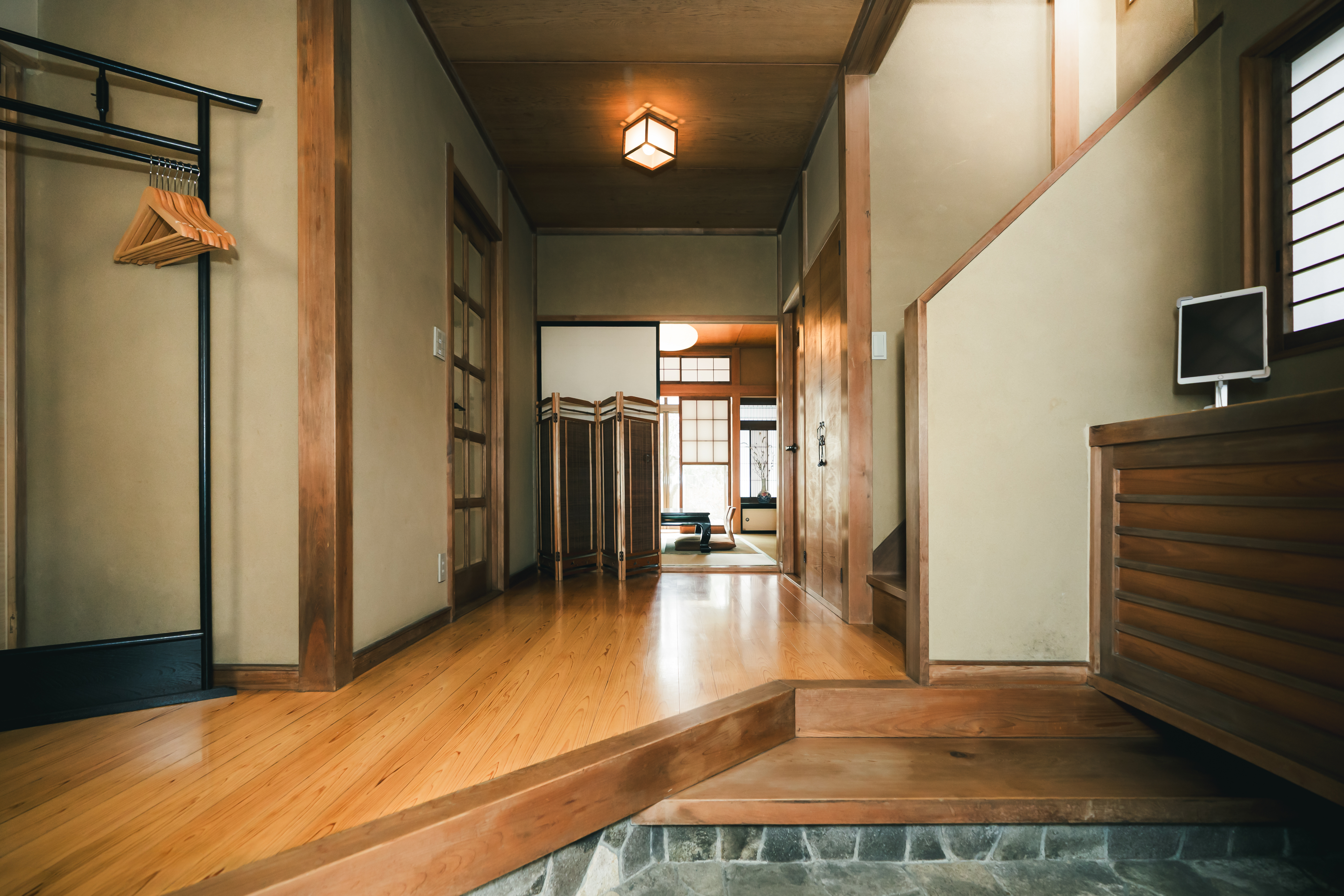 ホール｜階段と各部屋へ続く廊下の全景