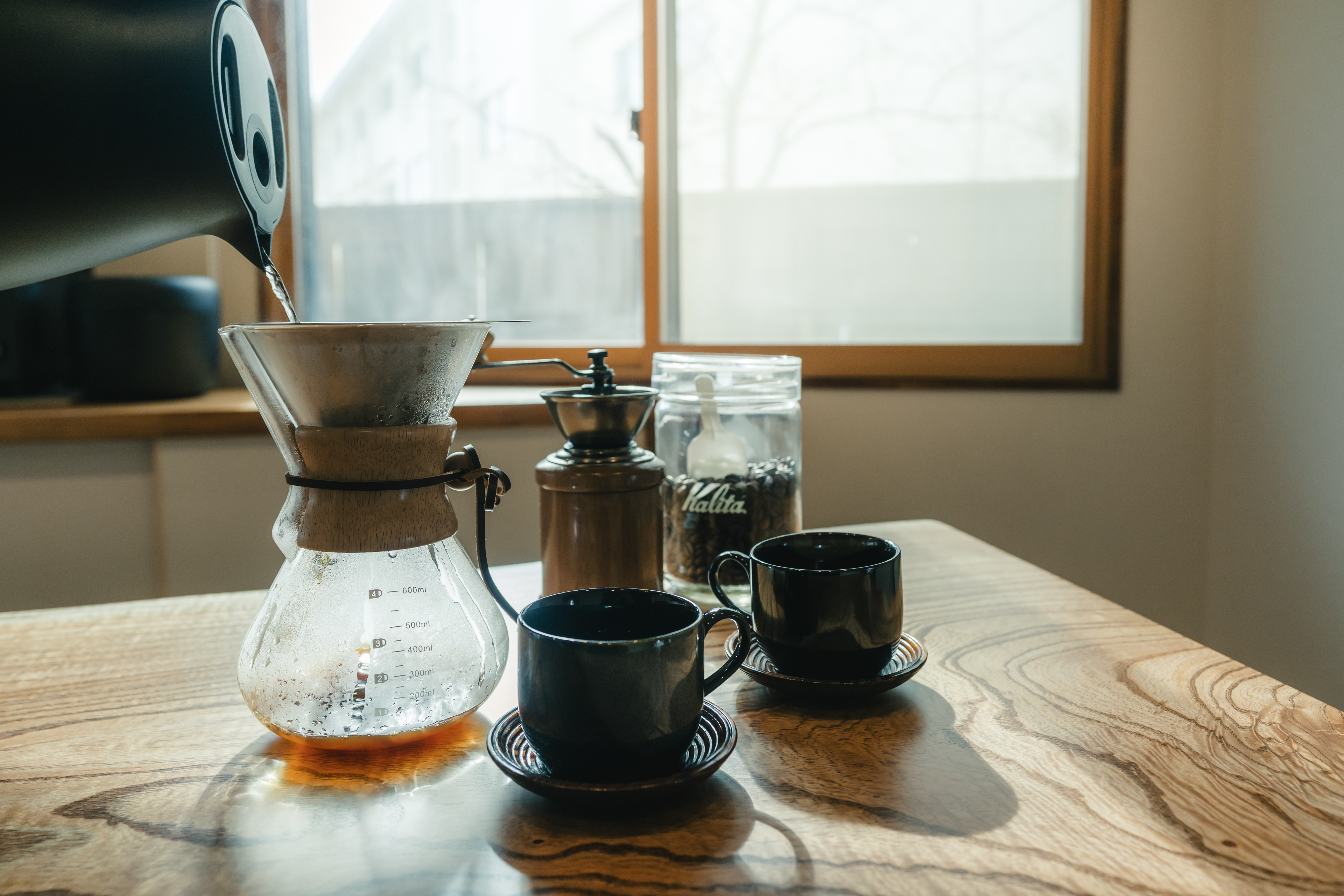 ダイニング｜コーヒーセットのある食卓風景