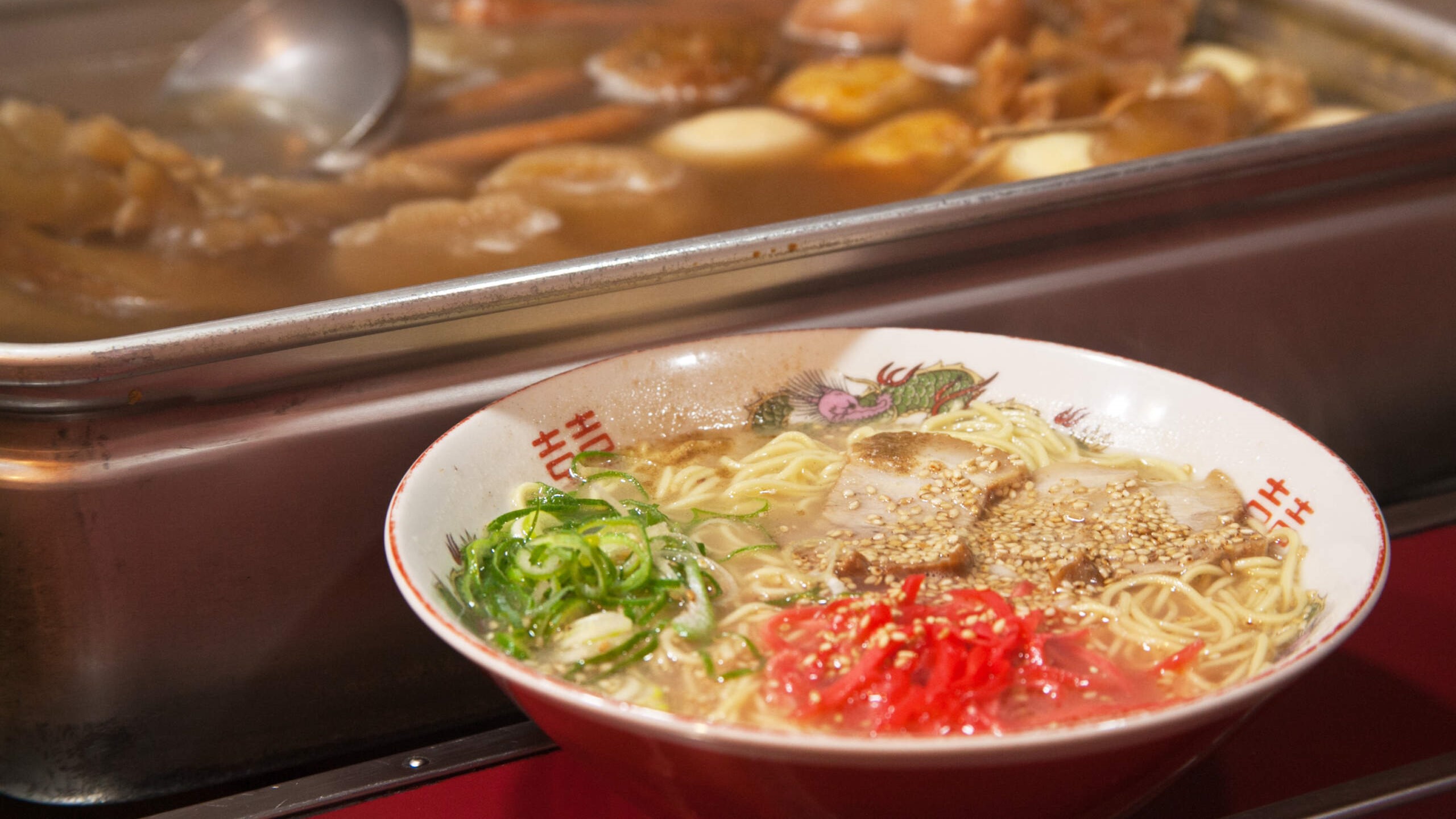屋台で味わう名物の博多ラーメンや絶品グルメ