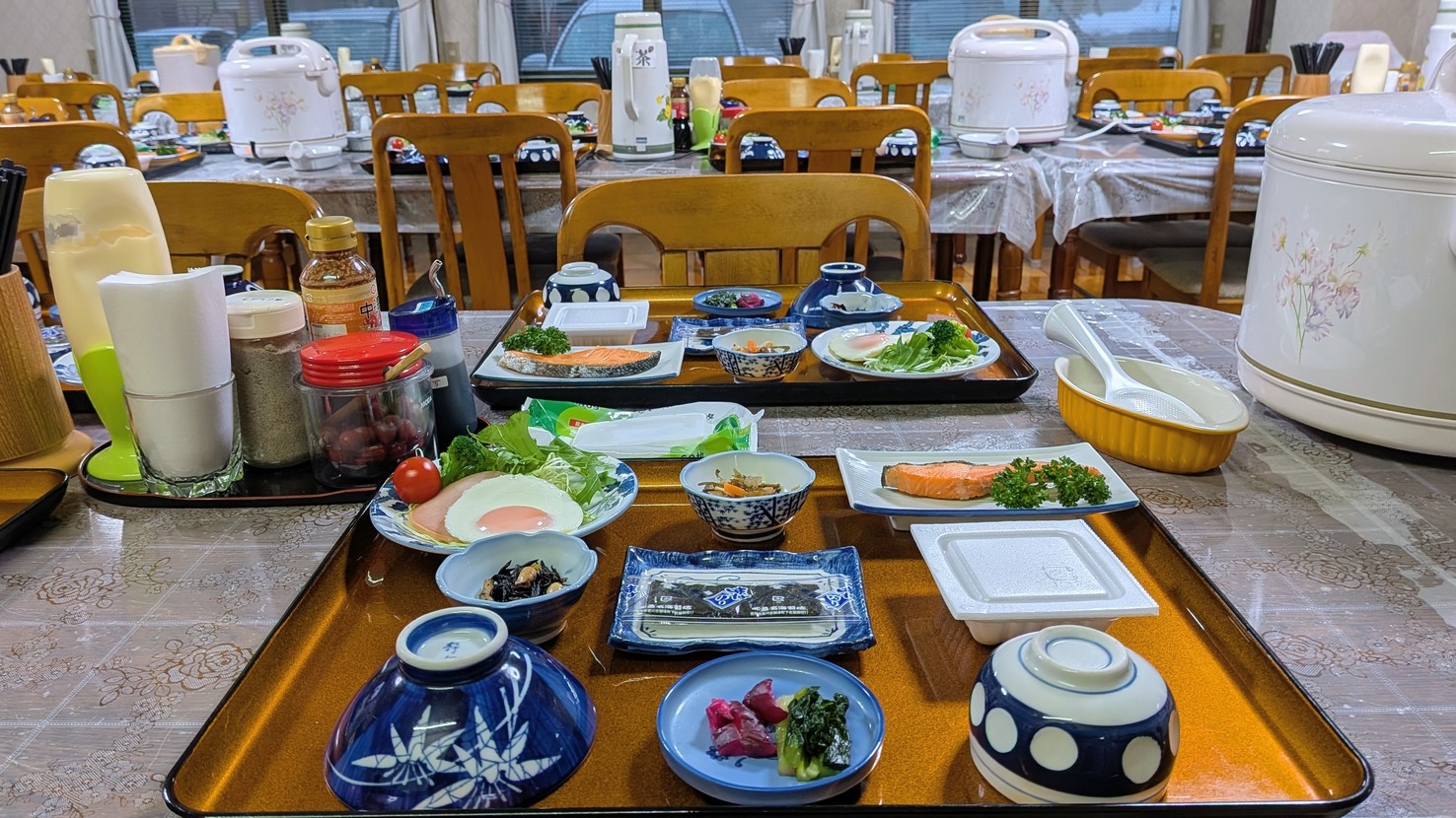 【17時後チェックイン〜翌朝８時半前チェックアウト・平日時短朝食付きプラン】駐車場、洗濯機無料