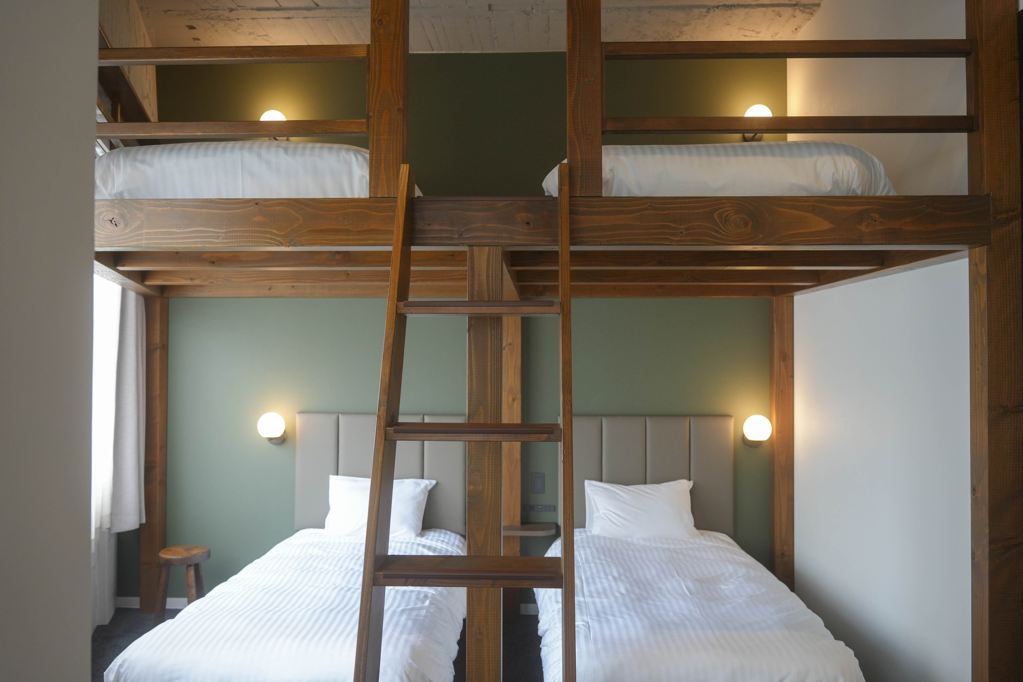 《Four single bed room》