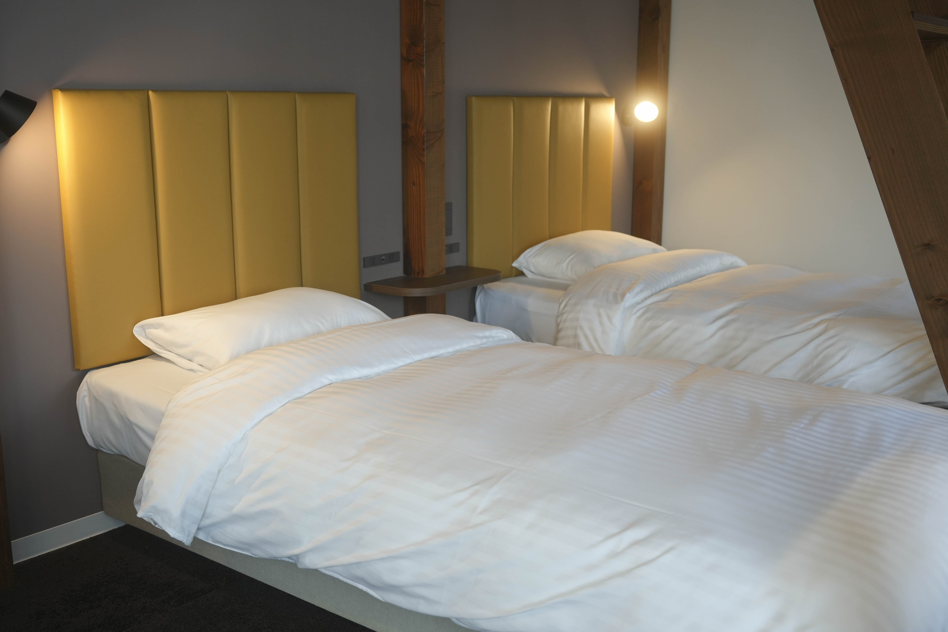 《Six single bed room》