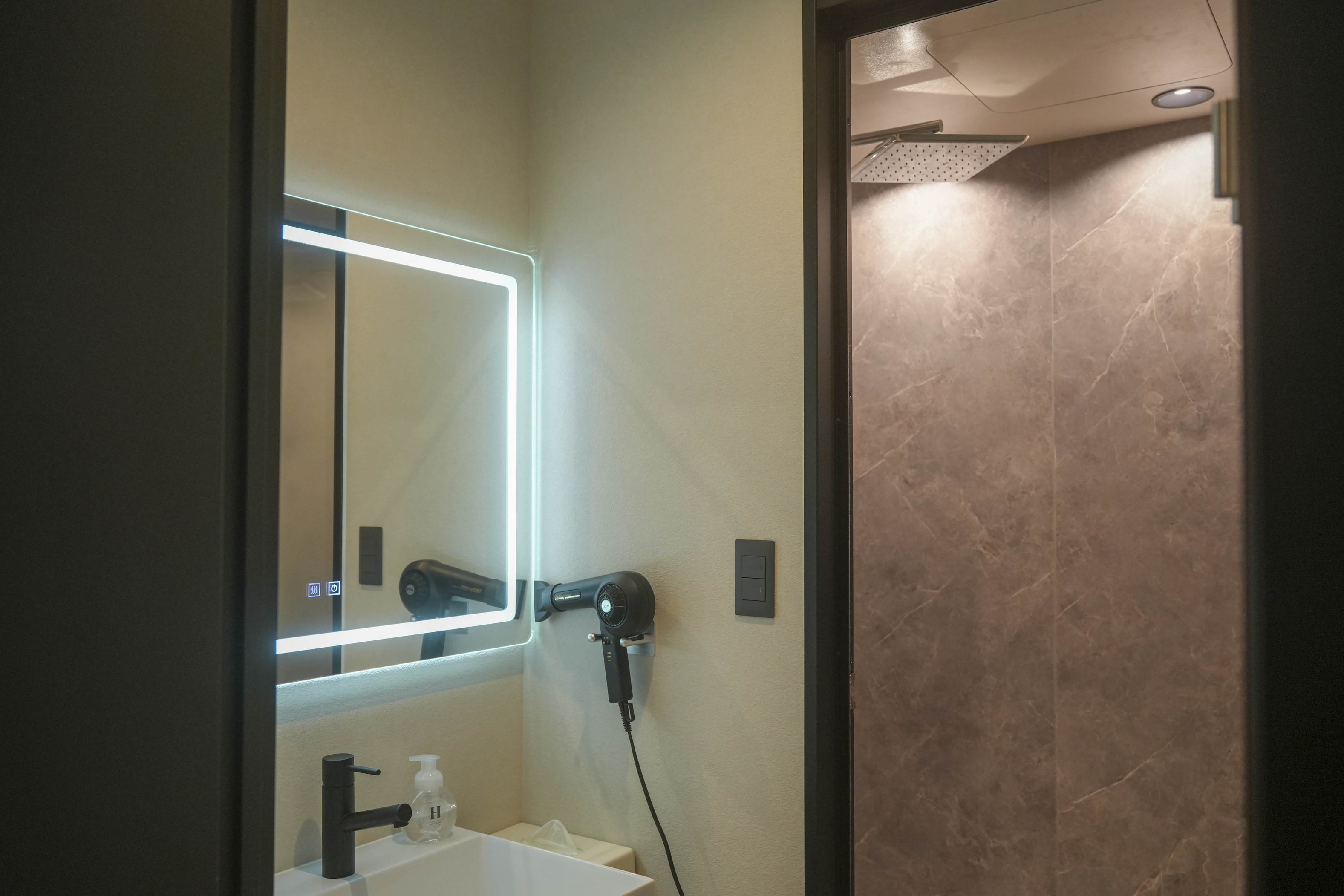 《Shower room》