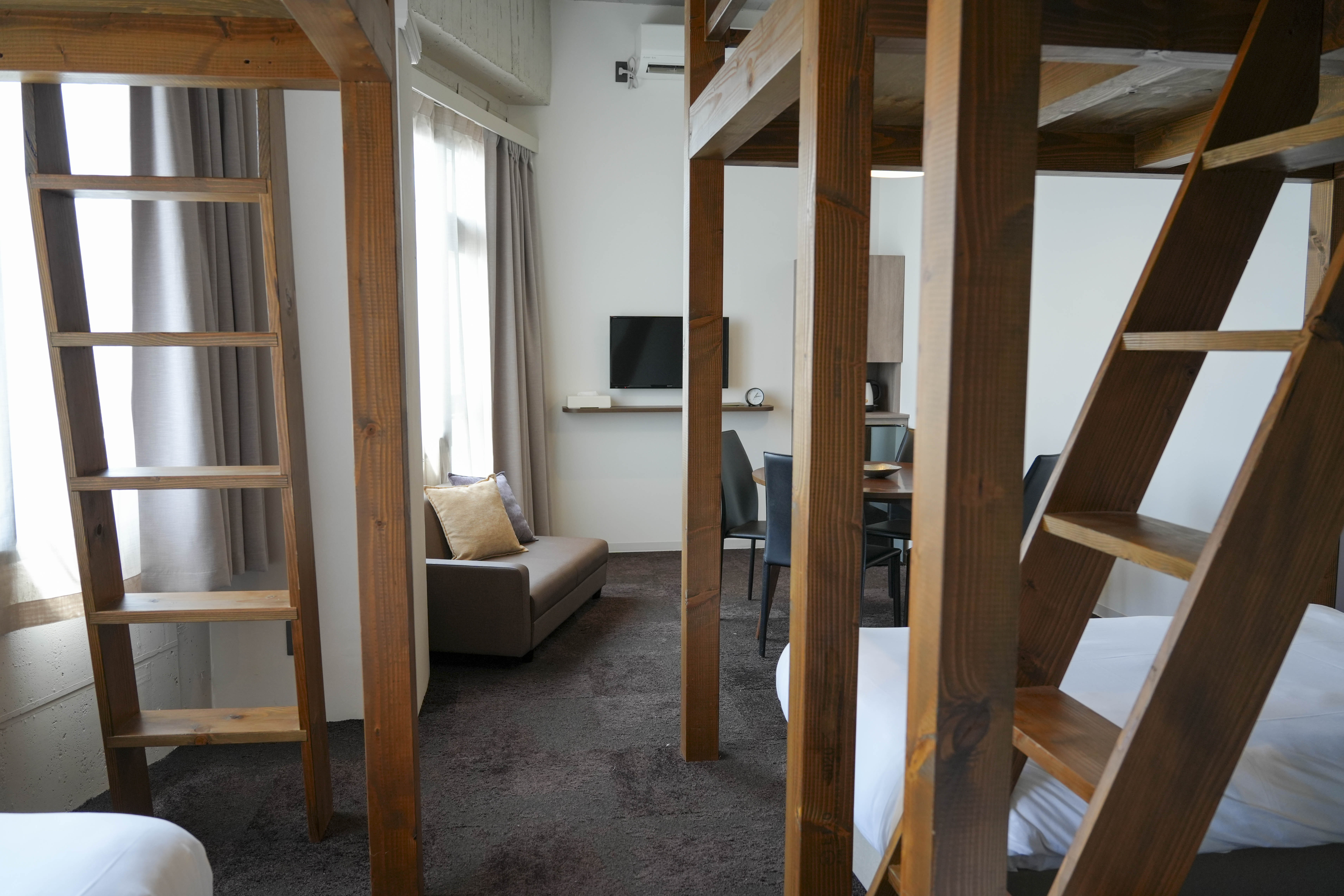 《Six single bed room》