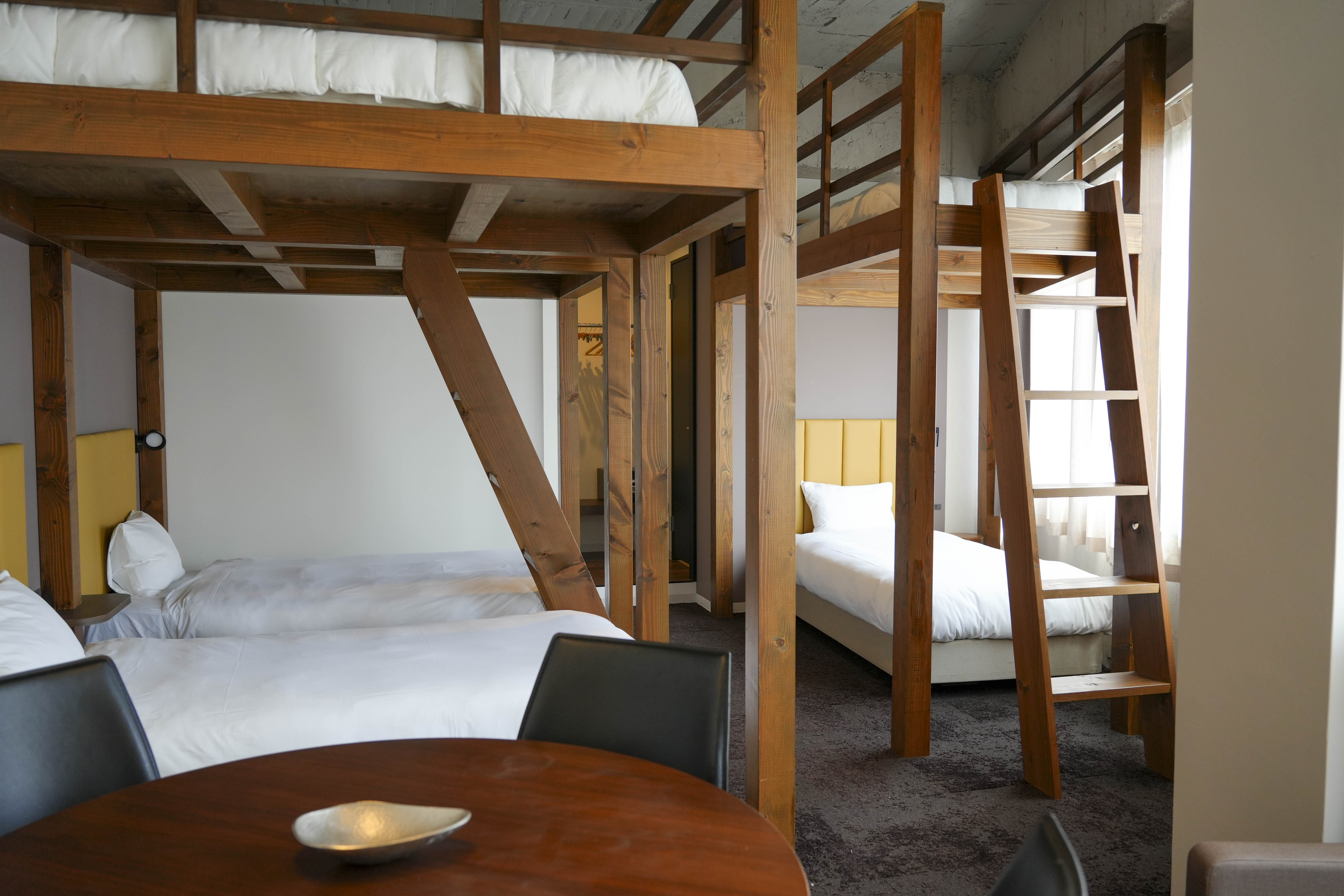《Six single bed room》