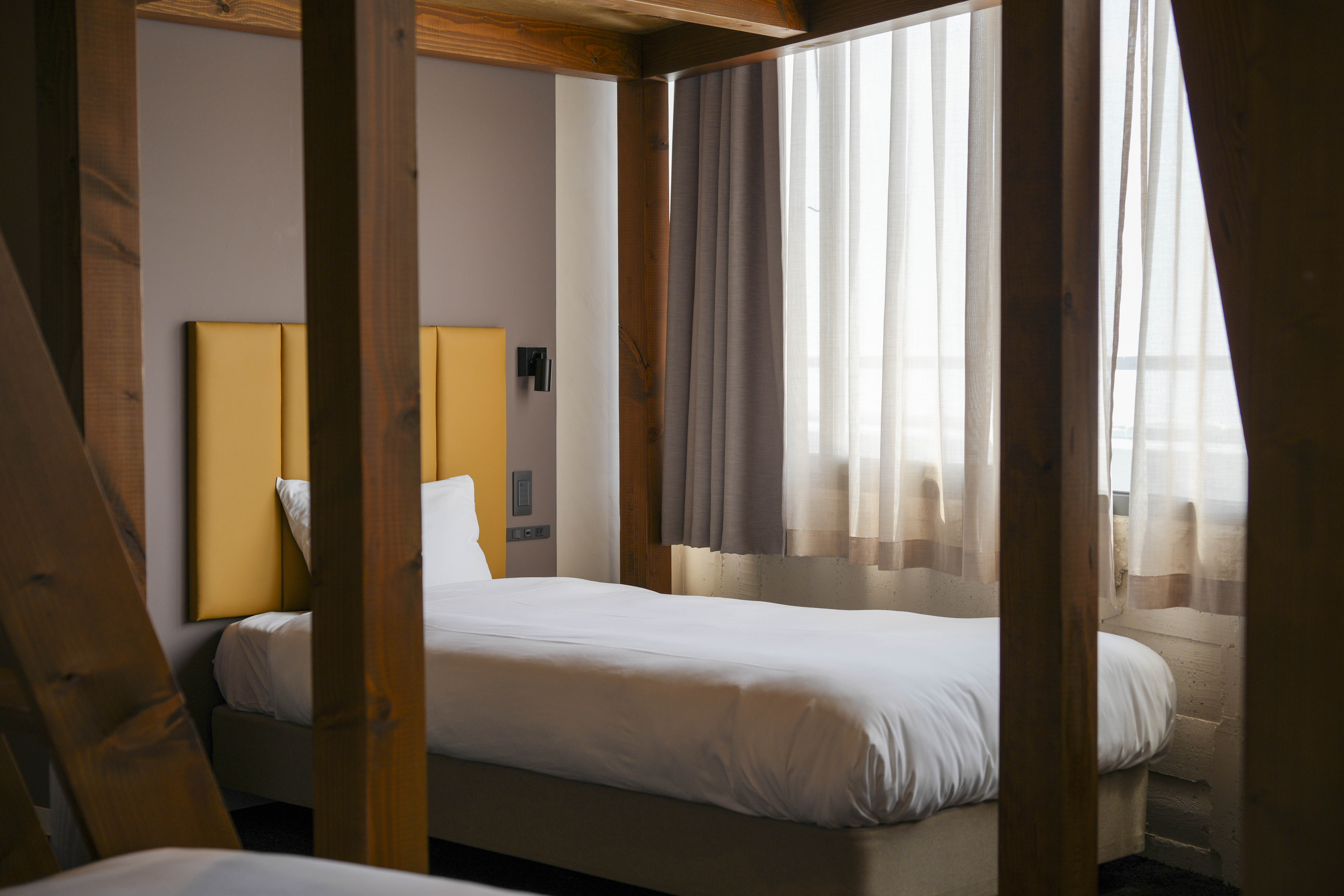 《Six single bed room》
