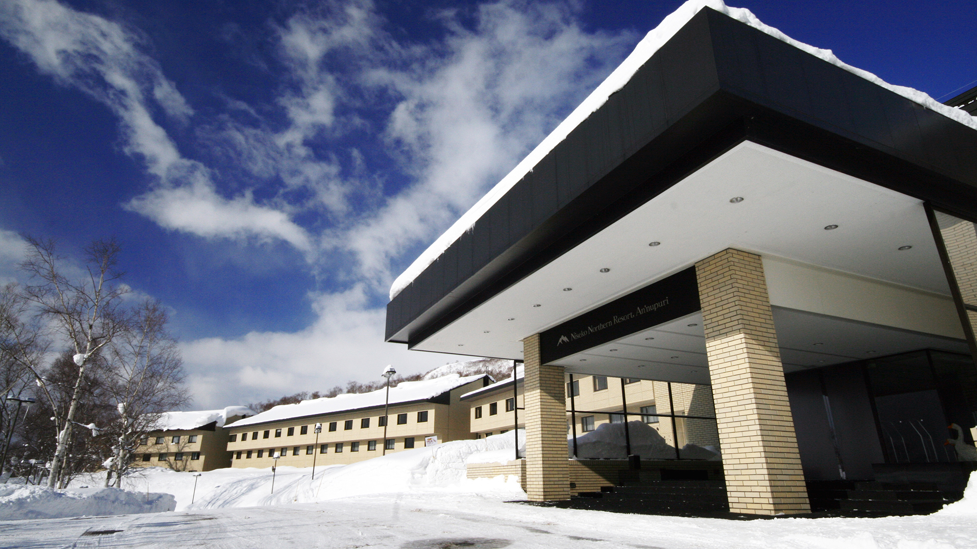 混じりけのない新鮮な空気と高く青い空、冬のニセコへようこそ――