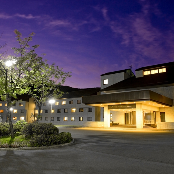 ライトアップされた夜のホテルエントランス