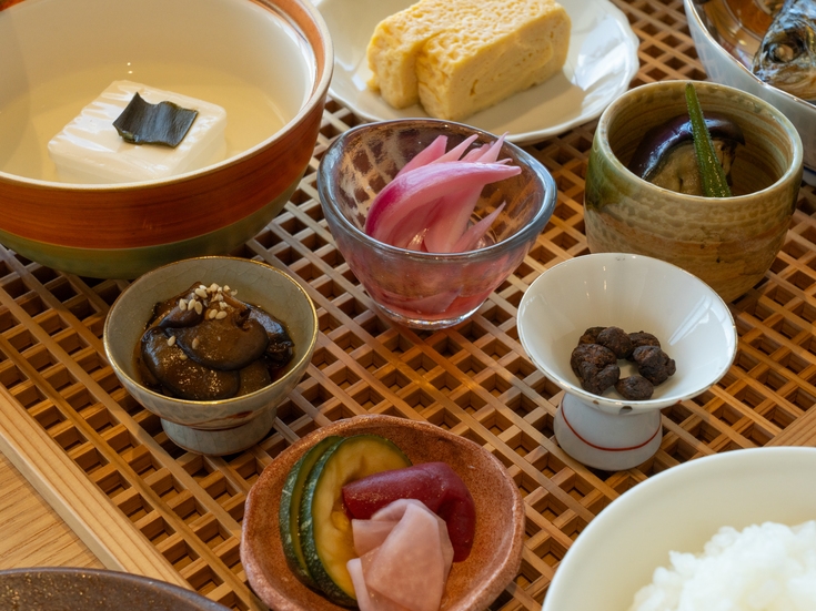 【朝食付き】ゆっくり目覚める里山の朝｜あわいの朝ごはん