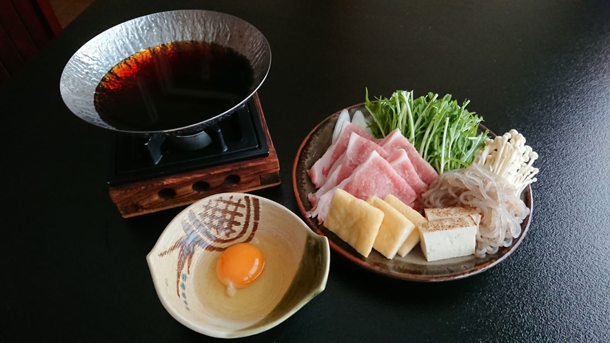 鹿児島県産の黒豚を使ったすき焼き風鍋（一例）